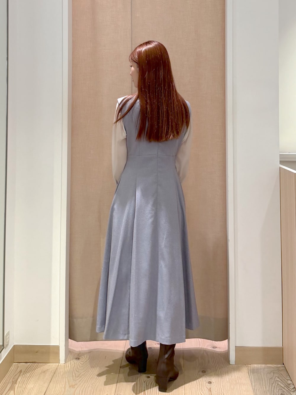 ホワイト系のシャツ/ブラウス、ブルー系のワンピース、ブラウン系のショルダーバッグを着用したレディースの秋コーディネートの5枚目の写真