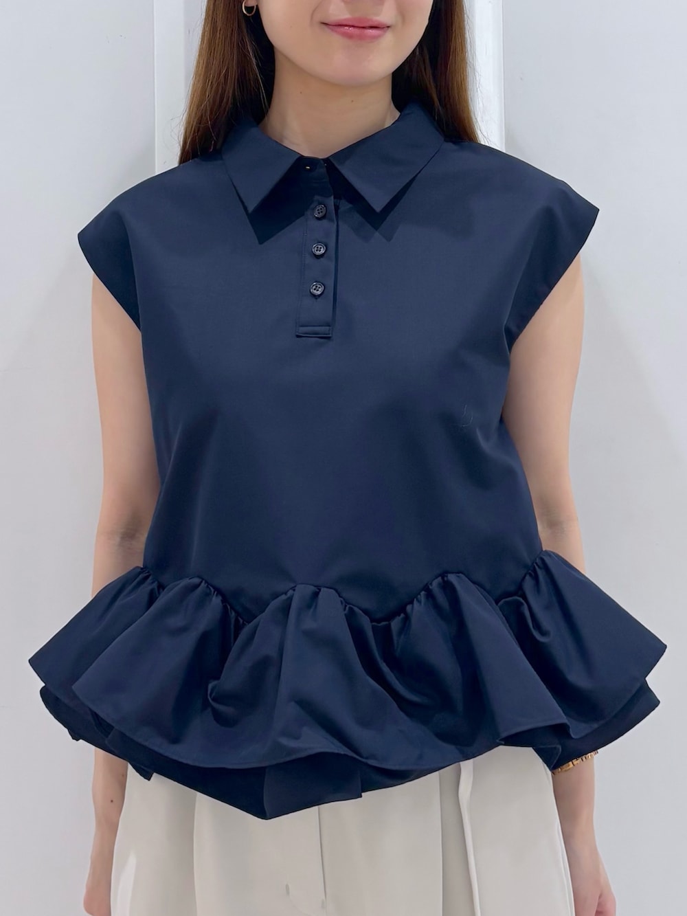 ブルー系のシャツ/ブラウス、ベージュ系のその他パンツ、ホワイト系のボストンバッグを着用したレディースの夏コーディネートの6枚目の写真