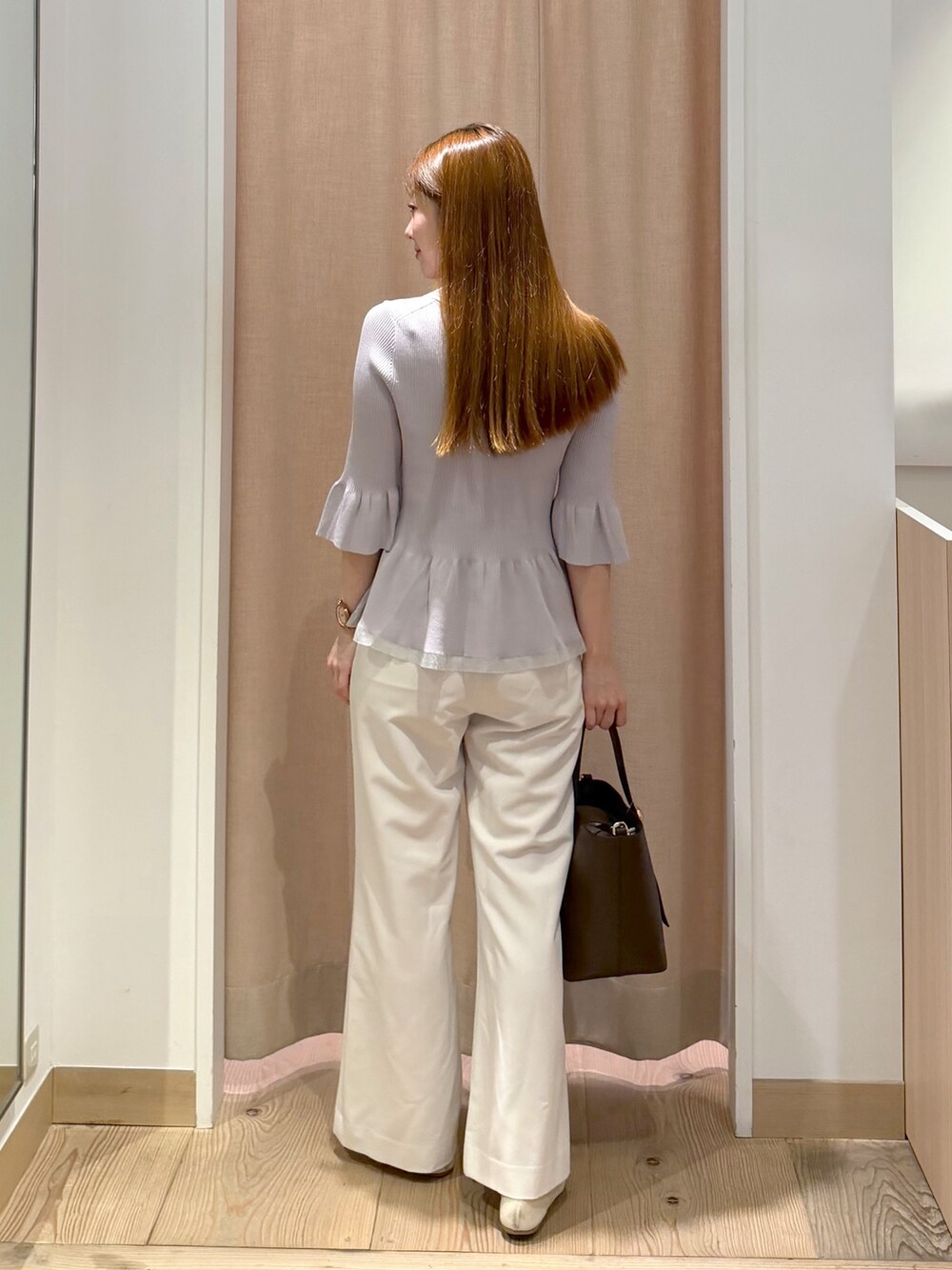 ホワイト系のその他パンツ、ブラウン系のショルダーバッグ、グレー系のニット/セーターを着用したレディースの秋コーディネートの5枚目の写真