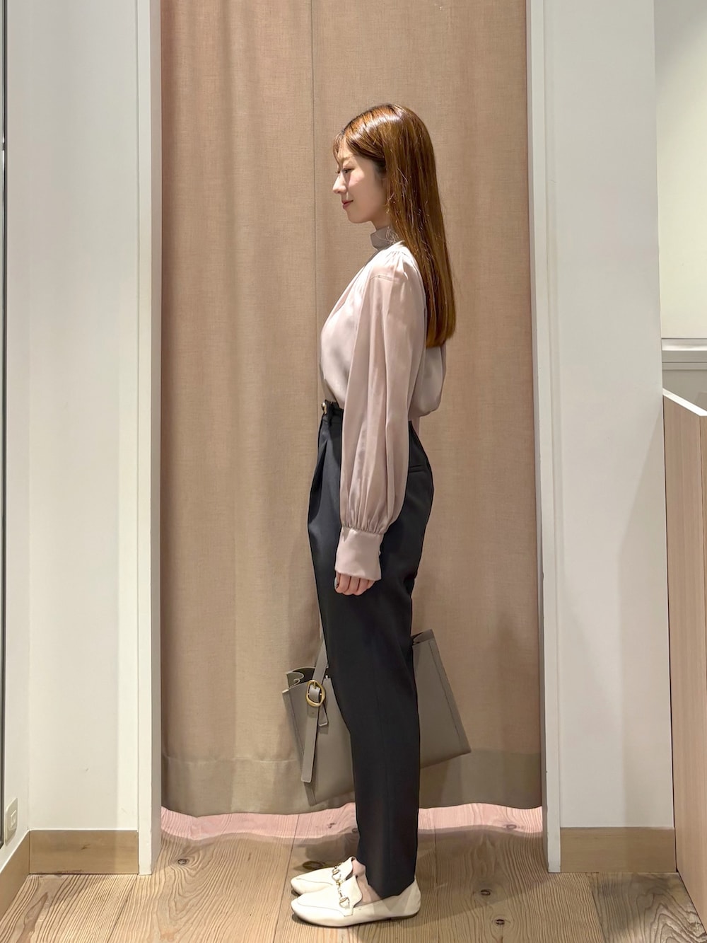 グレー系のその他パンツ、ベージュ系のトートバッグ、ブラウン系のシャツ/ブラウスを着用したレディースの秋コーディネートの4枚目の写真
