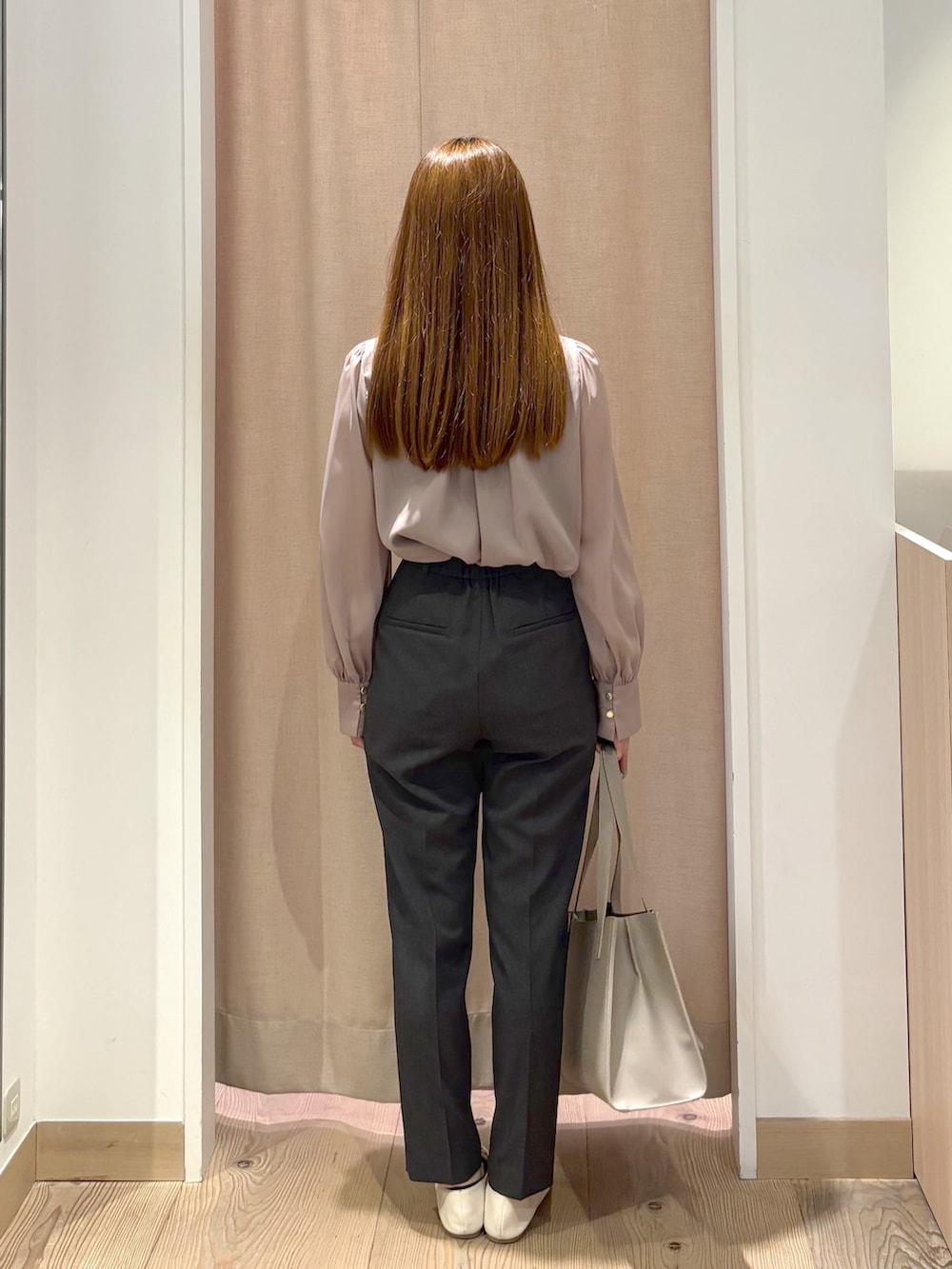 グレー系のその他パンツ、ベージュ系のトートバッグ、ブラウン系のシャツ/ブラウスを着用したレディースの秋コーディネートの5枚目の写真