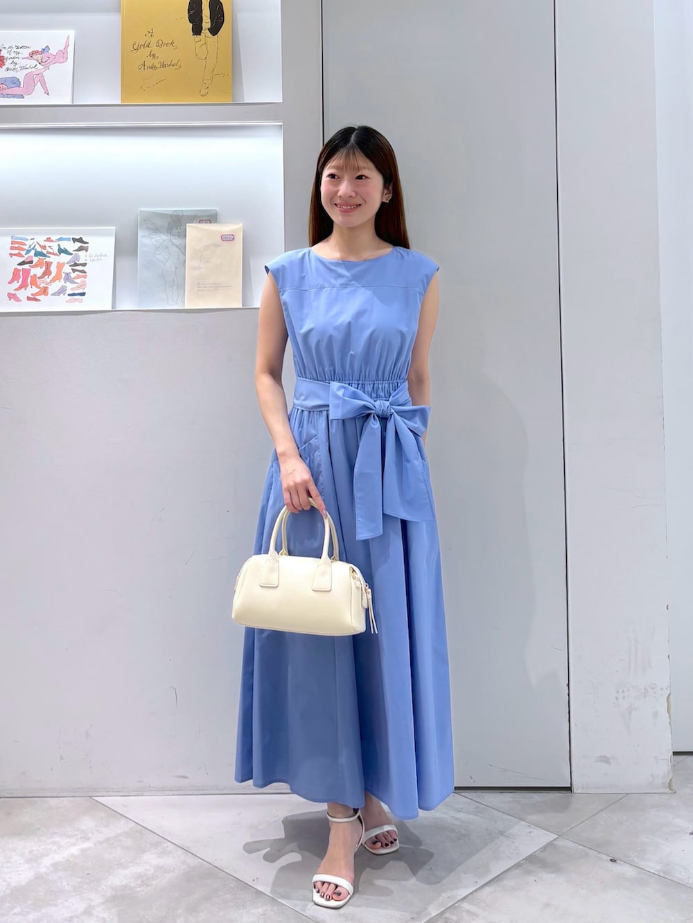 ホワイト系のカーディガン/ボレロ、ホワイト系のボストンバッグ、ブルー系のワンピースを着用したレディースの夏コーディネートの5枚目の写真