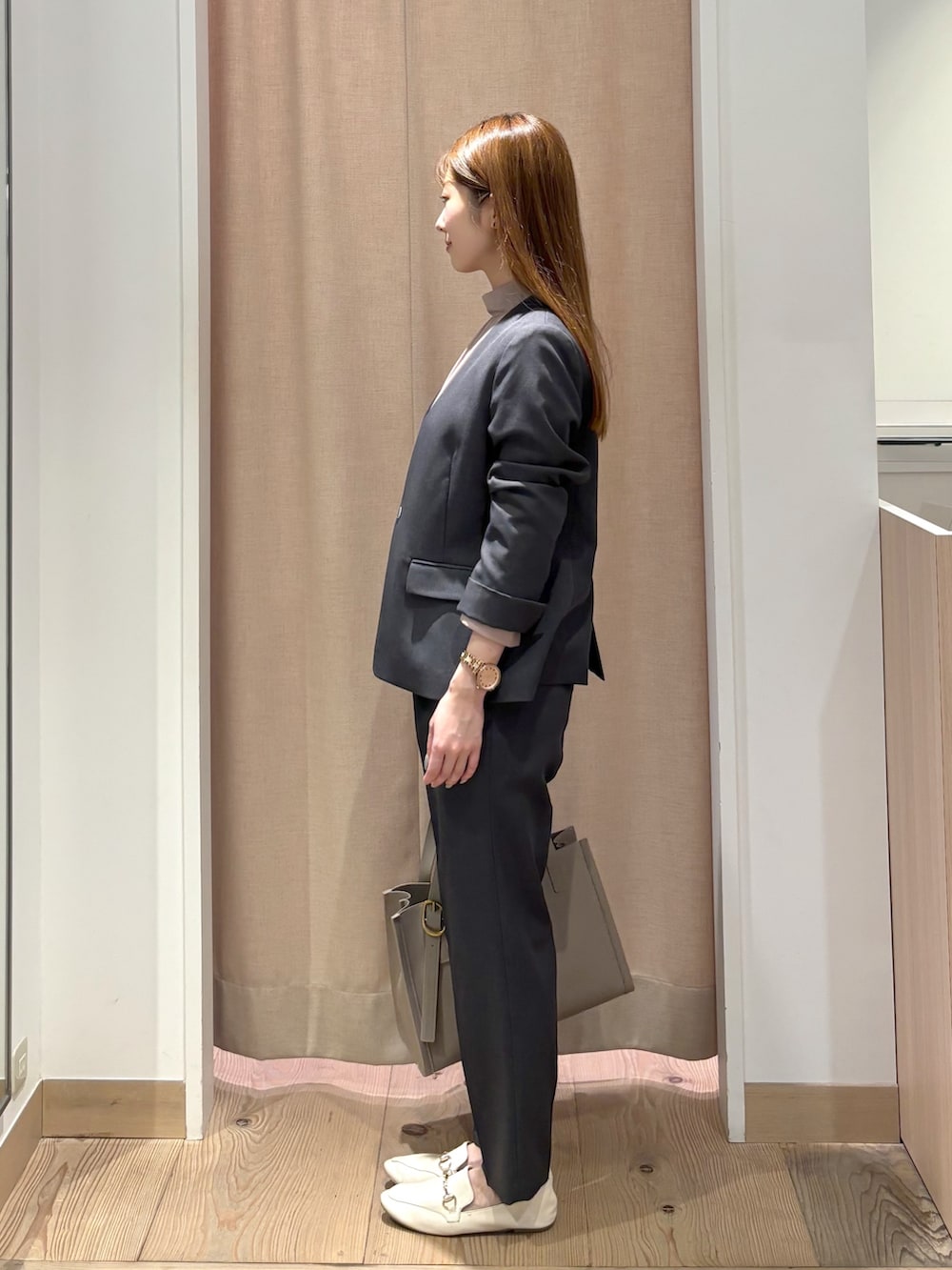 ブラウン系のシャツ/ブラウス、グレー系のノーカラージャケット、グレー系のその他パンツを着用したレディースの夏コーディネートの4枚目の写真