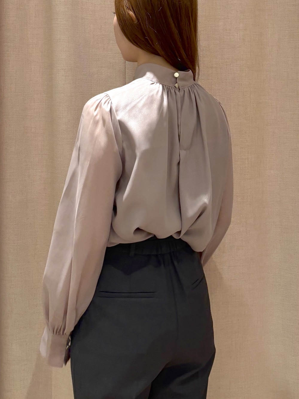 グレー系のその他パンツ、ベージュ系のトートバッグ、ブラウン系のシャツ/ブラウスを着用したレディースの秋コーディネートの8枚目の写真