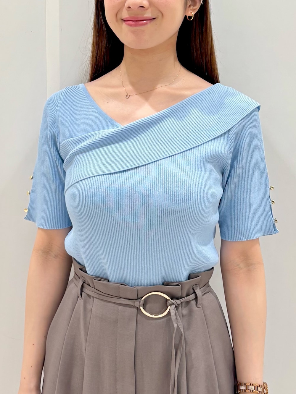 ブラウン系のその他パンツ、ホワイト系のトートバッグ、ブルー系のニット/セーターを着用したレディースの春コーディネートの8枚目の写真