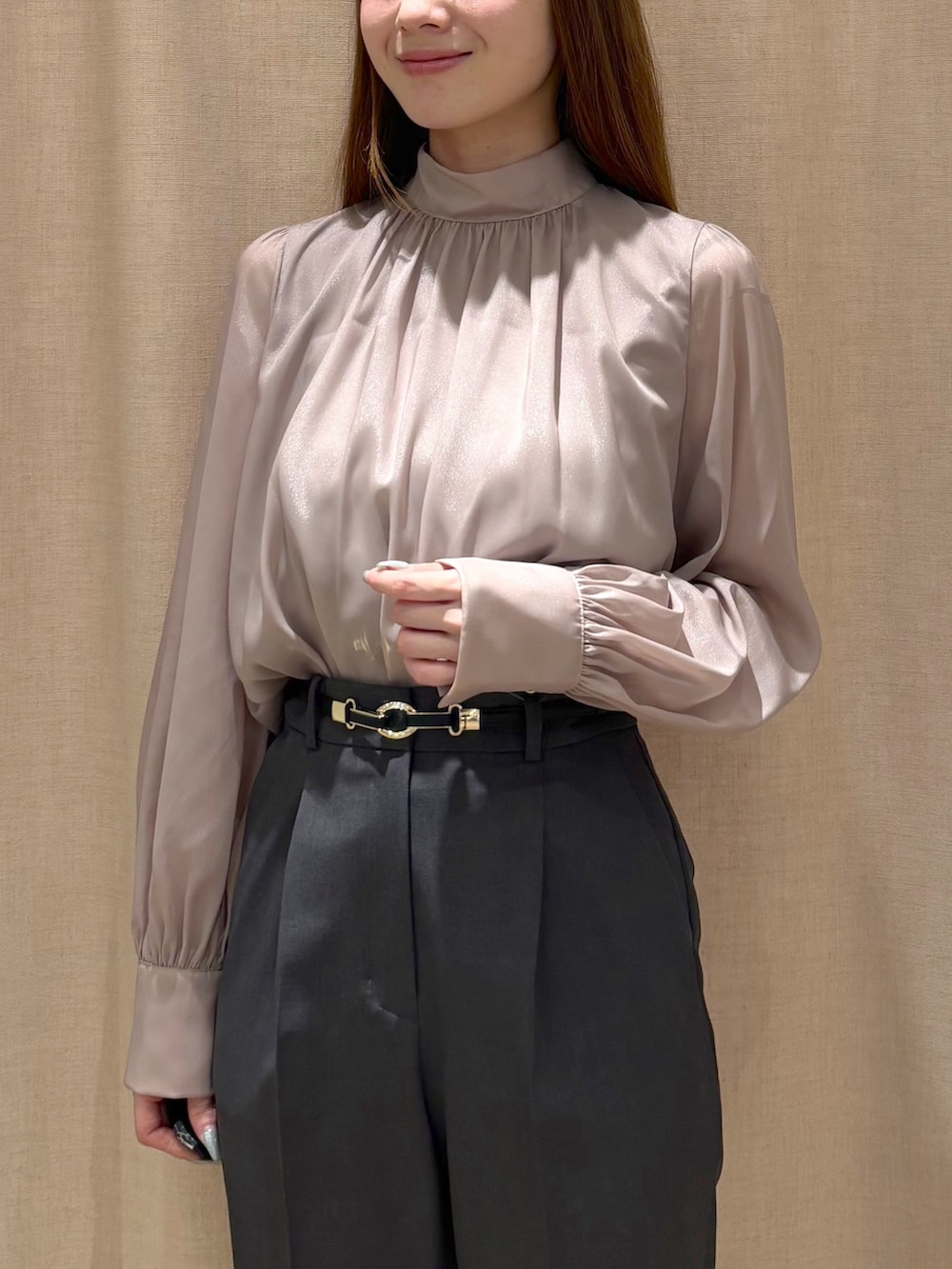 グレー系のその他パンツ、ベージュ系のトートバッグ、ブラウン系のシャツ/ブラウスを着用したレディースの秋コーディネートの7枚目の写真