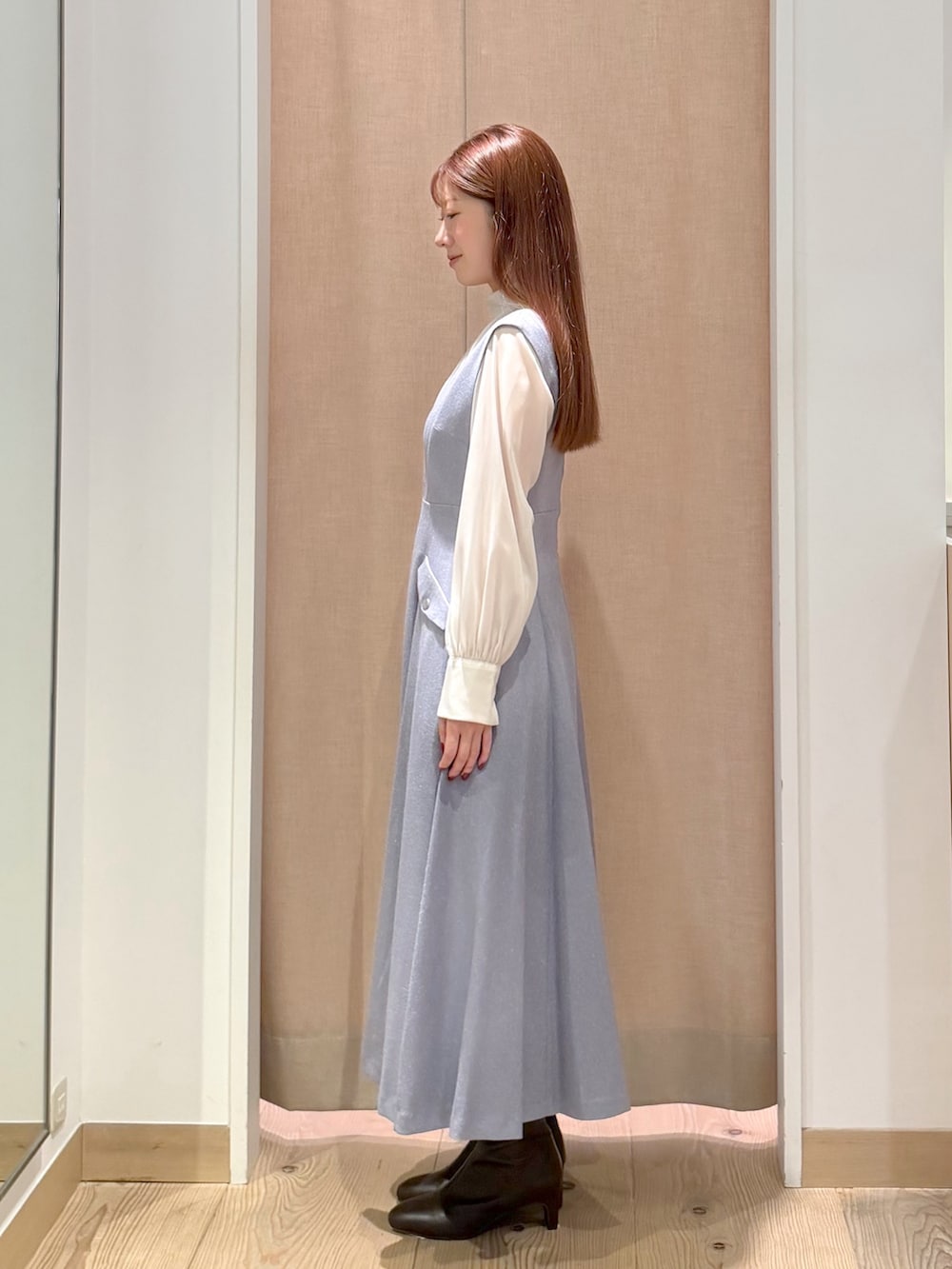 ホワイト系のシャツ/ブラウス、ブルー系のワンピース、ブラウン系のショルダーバッグを着用したレディースの秋コーディネートの4枚目の写真