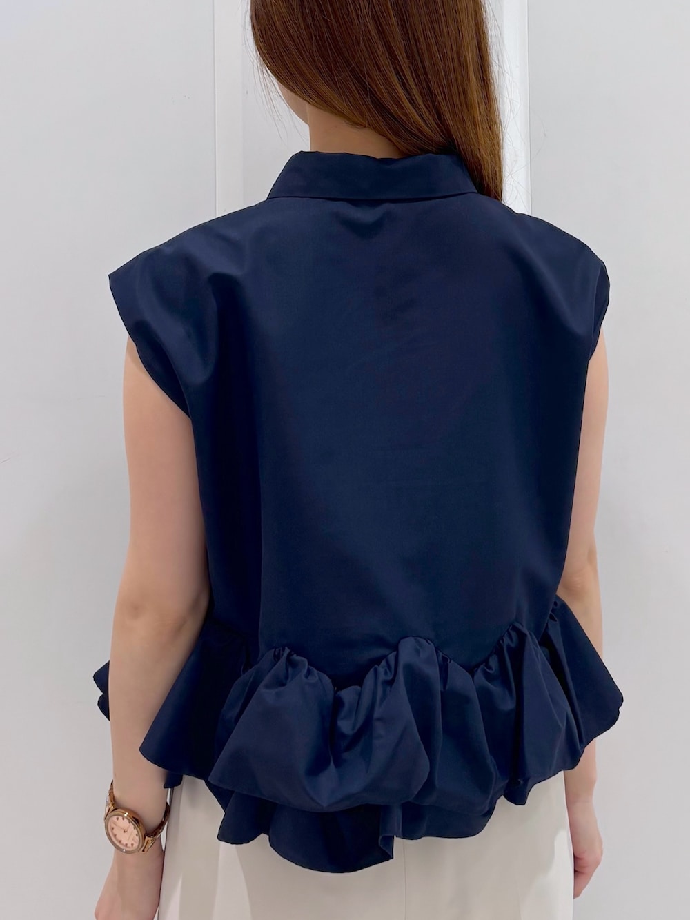 ブルー系のシャツ/ブラウス、ベージュ系のその他パンツ、ホワイト系のボストンバッグを着用したレディースの夏コーディネートの7枚目の写真