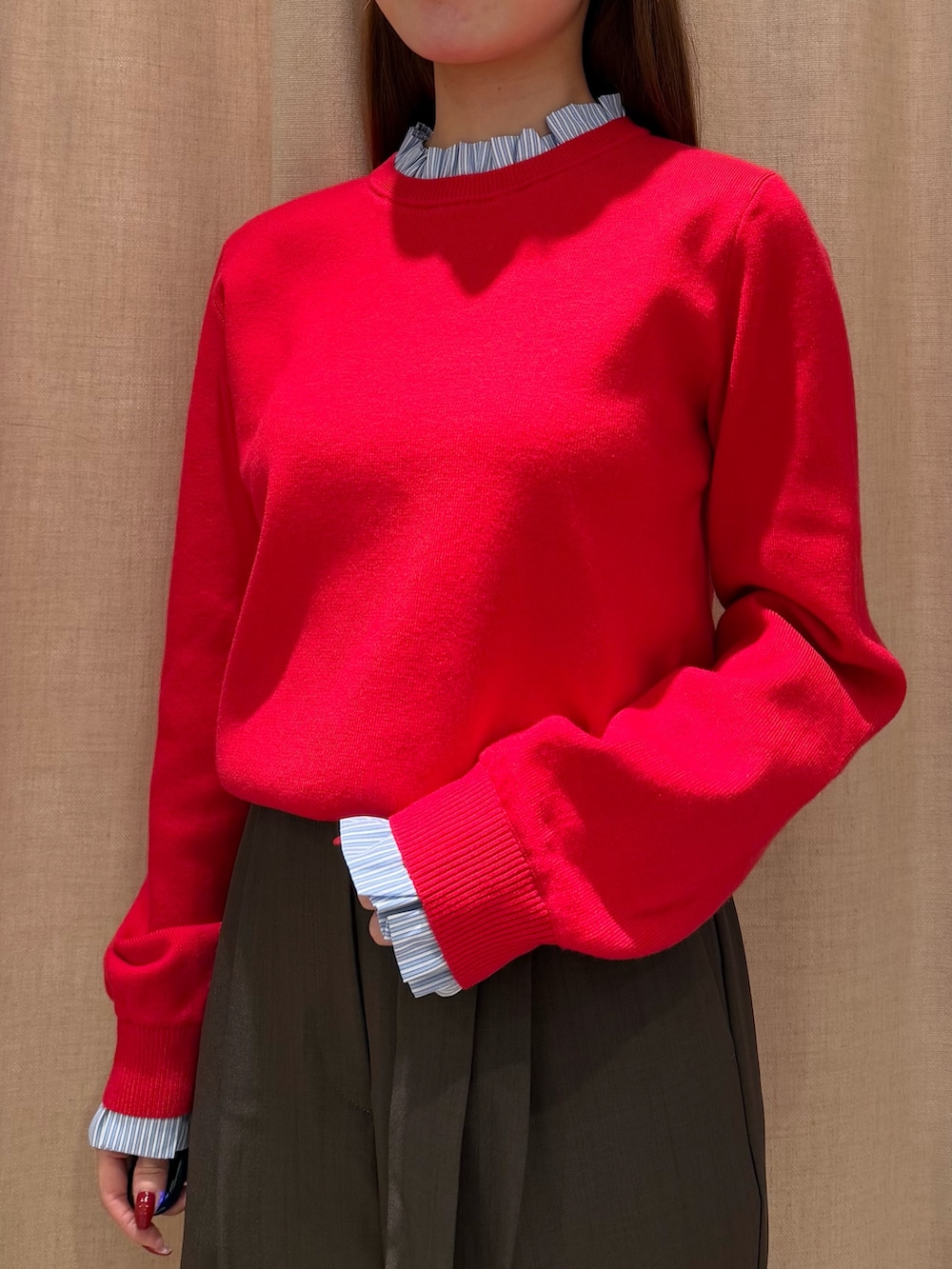 ブラウン系のその他パンツ、レッド系のニット/セーター、ブラウン系のボストンバッグを着用したレディースの秋コーディネートの8枚目の写真