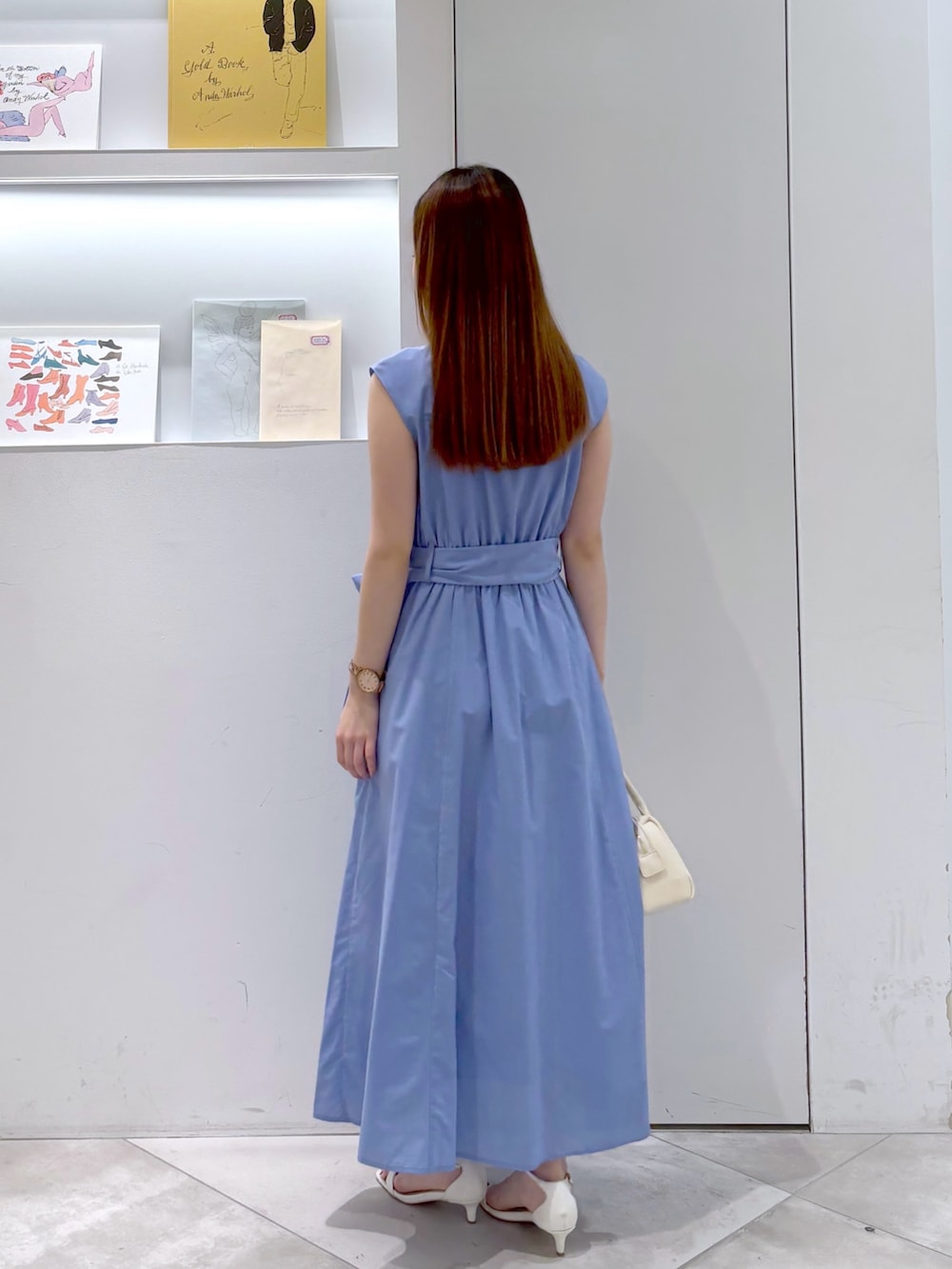 ホワイト系のカーディガン/ボレロ、ホワイト系のボストンバッグ、ブルー系のワンピースを着用したレディースの夏コーディネートの7枚目の写真