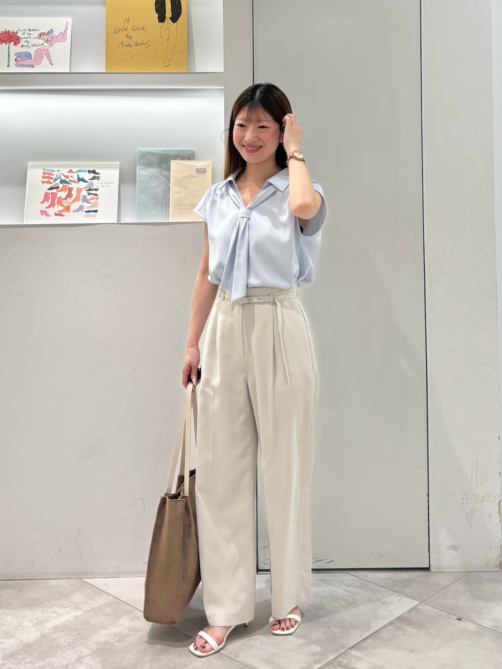 ベージュ系のトートバッグ、ブルー系のシャツ/ブラウス、ベージュ系のその他パンツを着用したレディースの夏コーディネートの4枚目の写真