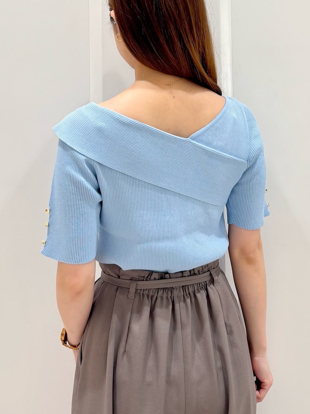 ブラウン系のその他パンツ、ホワイト系のトートバッグ、ブルー系のニット/セーターを着用したレディースの春コーディネートの10枚目の写真