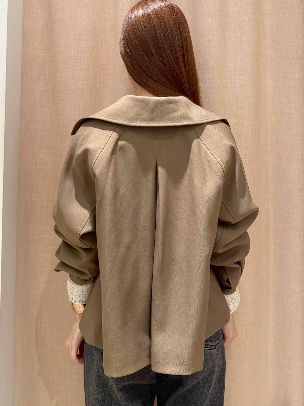 ブラック系のデニムパンツ、ブラウン系のボストンバッグ、ブラウン系のトレンチコートを着用したレディースの秋コーディネートの10枚目の写真