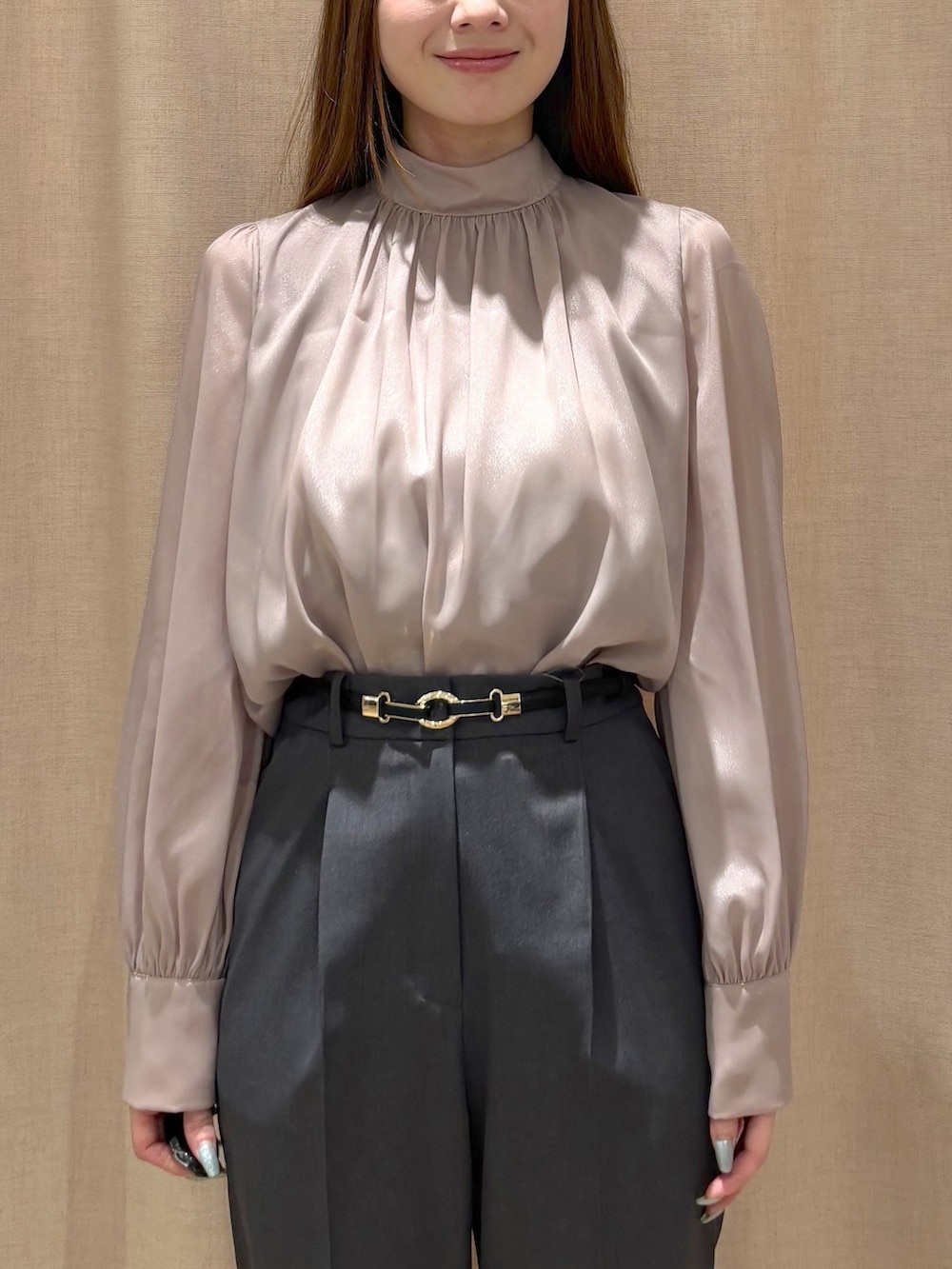 グレー系のその他パンツ、ベージュ系のトートバッグ、ブラウン系のシャツ/ブラウスを着用したレディースの秋コーディネートの6枚目の写真