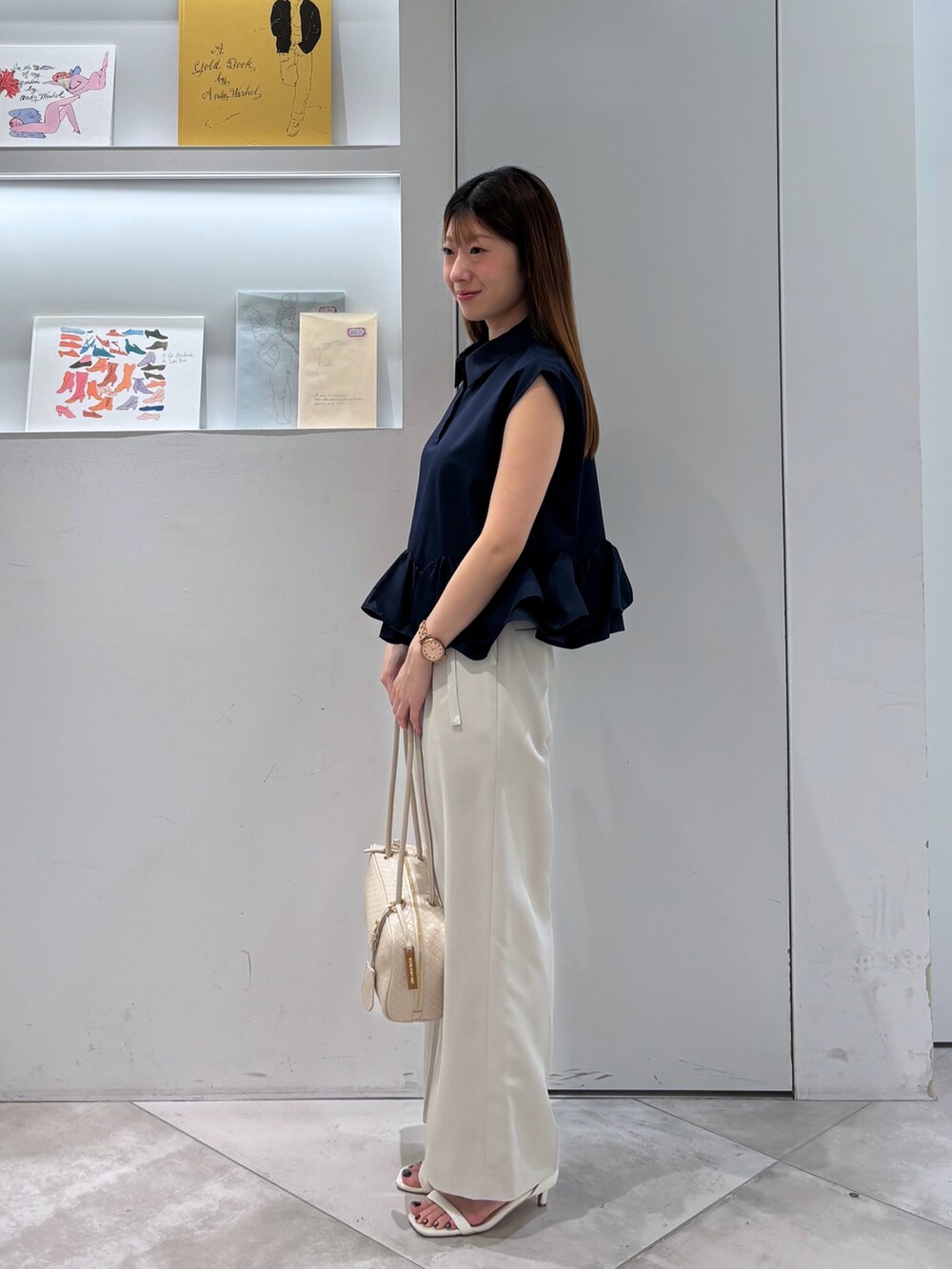 ブルー系のシャツ/ブラウス、ベージュ系のその他パンツ、ホワイト系のボストンバッグを着用したレディースの夏コーディネートの4枚目の写真