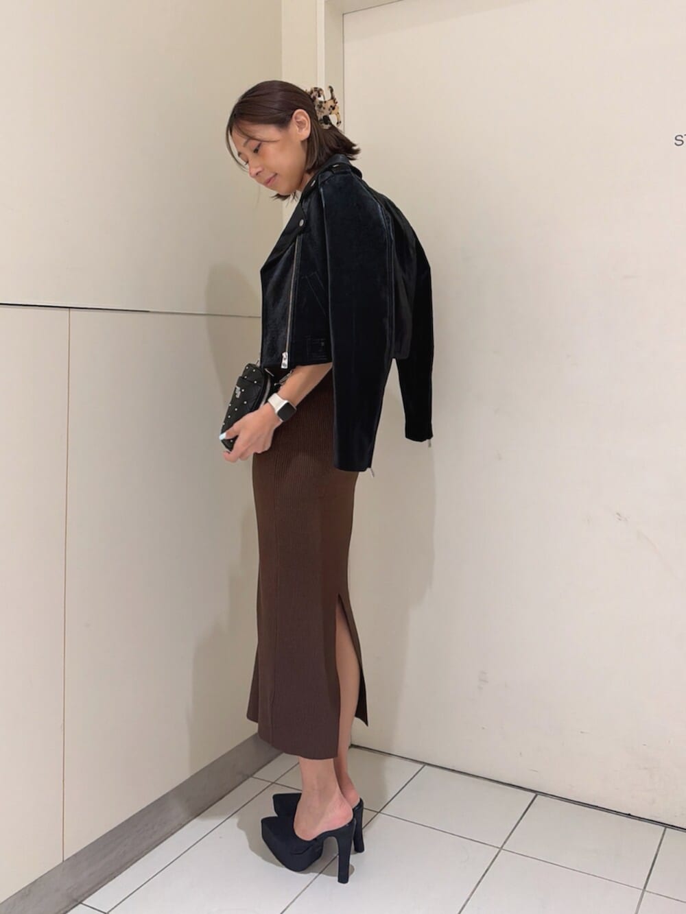 ブラック系のショルダーバッグ、ブラック系のパンプス、ブラウン系のワンピースを着用したレディースの秋コーディネートの2枚目の写真