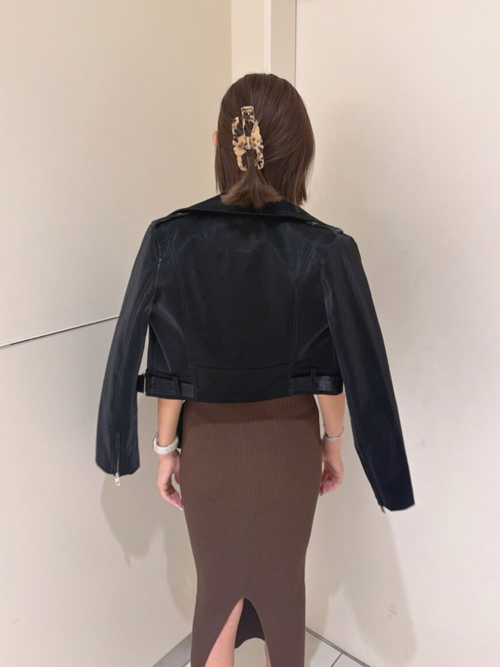 ブラック系のショルダーバッグ、ブラック系のパンプス、ブラウン系のワンピースを着用したレディースの秋コーディネートの6枚目の写真