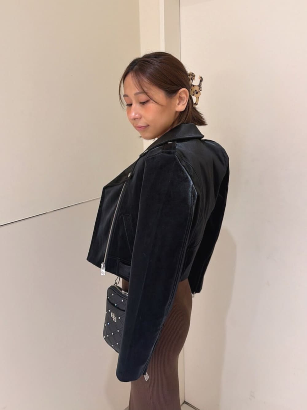ブラック系のショルダーバッグ、ブラック系のパンプス、ブラウン系のワンピースを着用したレディースの秋コーディネートの5枚目の写真