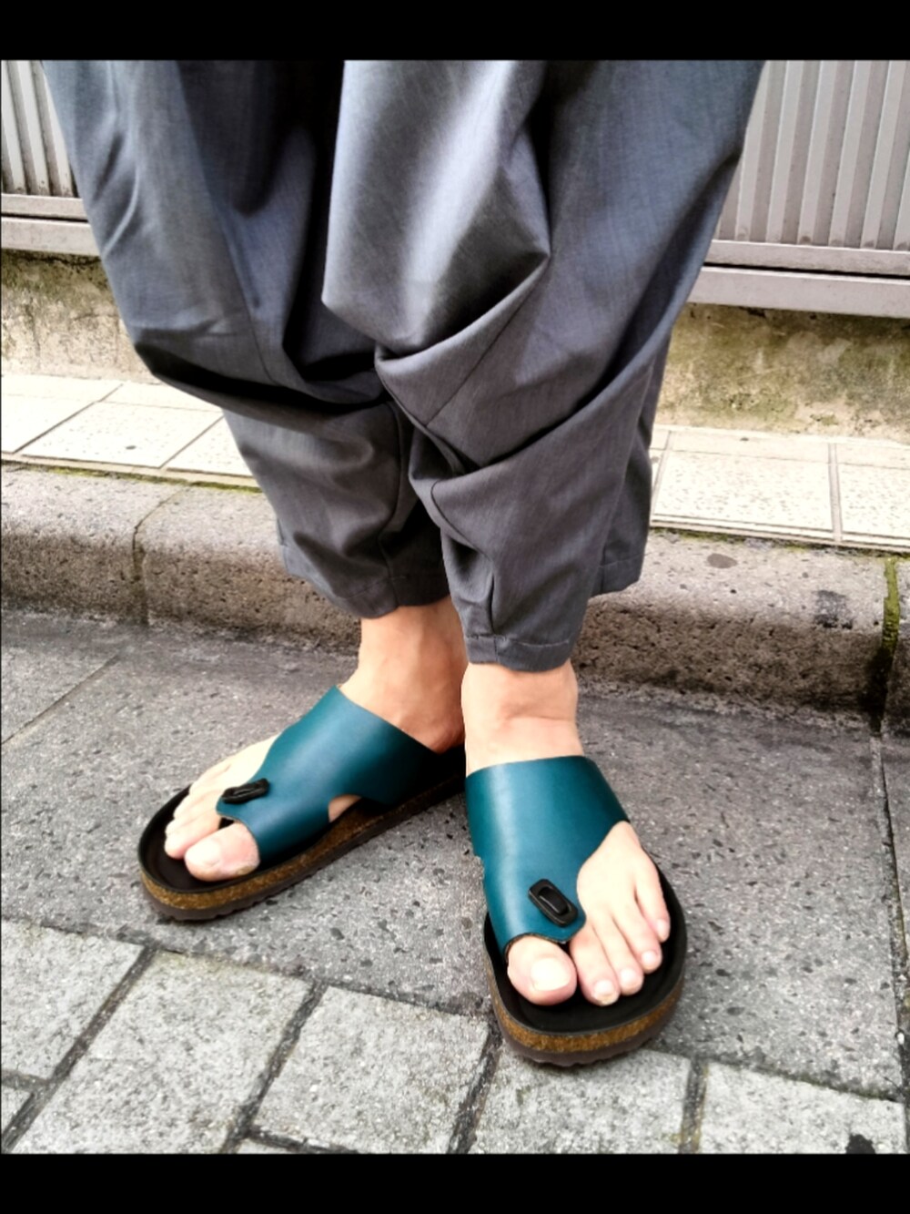 ブルー系のサンダルを着用したメンズの夏コーディネートの2枚目の写真