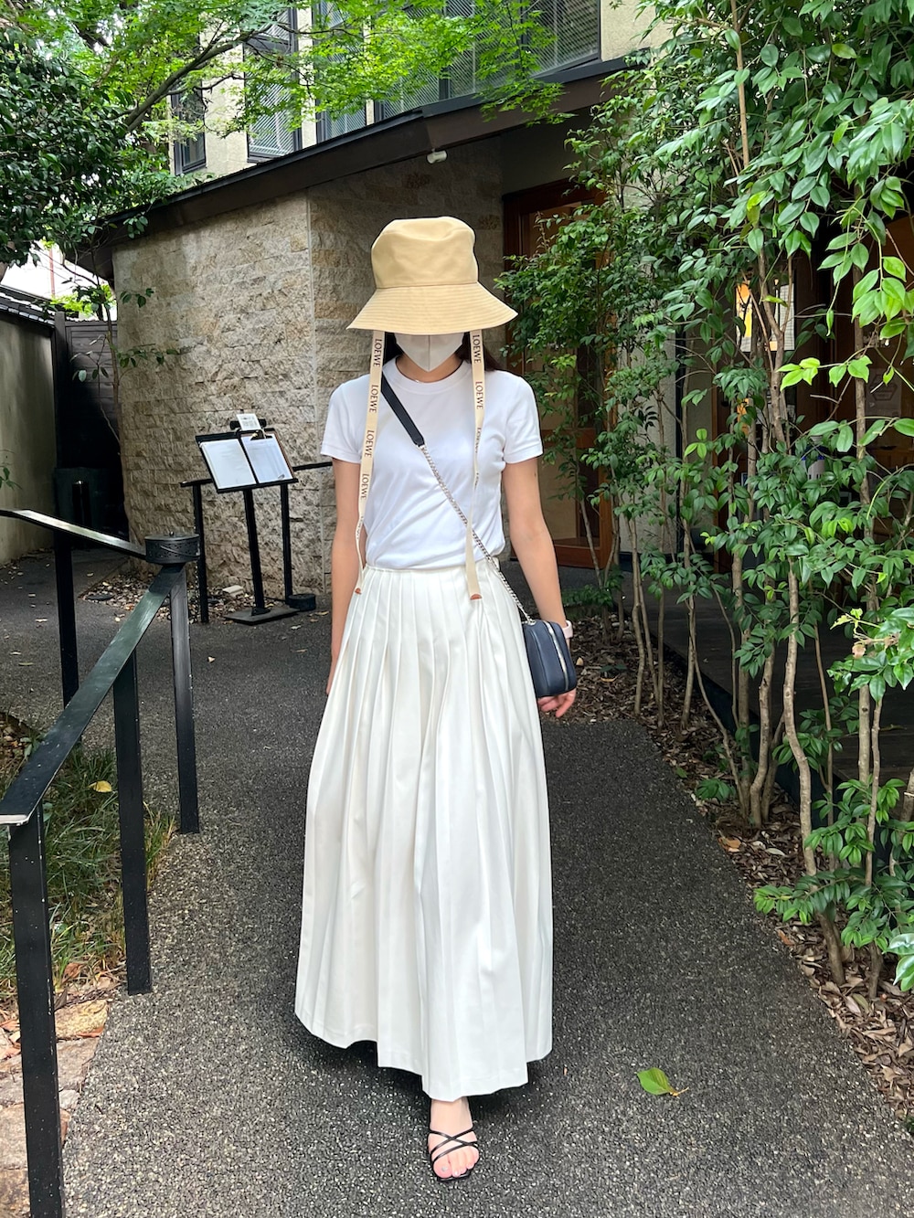 ホワイト系のTシャツ/カットソー、ブルー系のショルダーバッグ、ホワイト系のスカートを着用したレディースの春コーディネートの2枚目の写真
