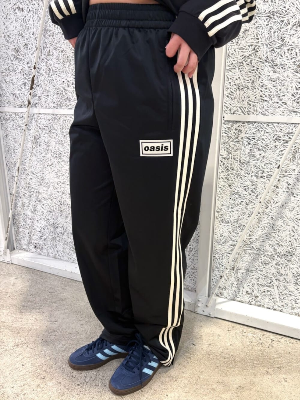 adidas Originals × Oasis ツアー スリーストライプス 長袖Tシャツ