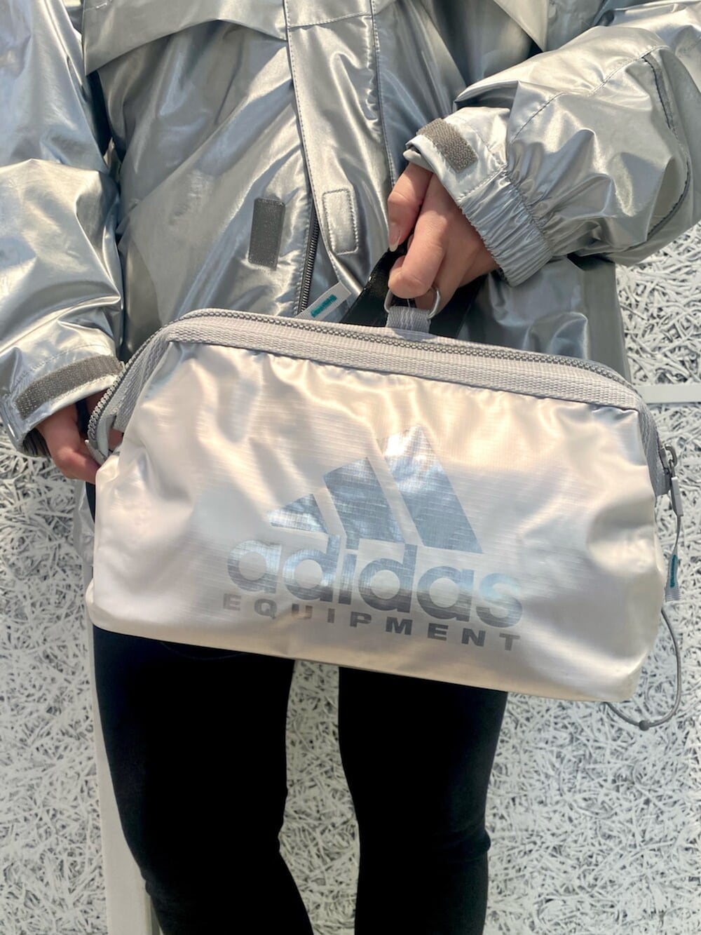 「スウェット、スニーカー、adidas、アディダス、ナイロンジャケット、adidas originals、ルーズソックス、アディダスオリジナルス」｜「adidasのEQT メタリック ウインドブレーカー（ジャケット/アウター、シルバー系）」を使った、FAさん（レディース・158cm）の春コーディネートの5枚目の写真