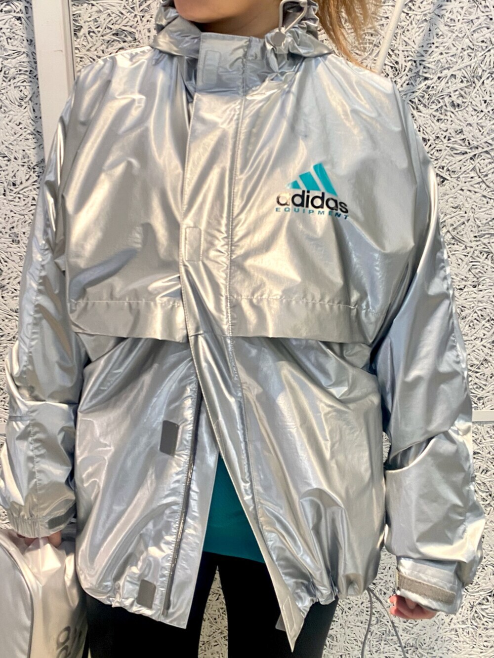 「スウェット、スニーカー、adidas、アディダス、ナイロンジャケット、adidas originals、ルーズソックス、アディダスオリジナルス」｜「adidasのEQT メタリック ウインドブレーカー（ジャケット/アウター、シルバー系）」を使った、FAさん（レディース・158cm）の春コーディネートの3枚目の写真