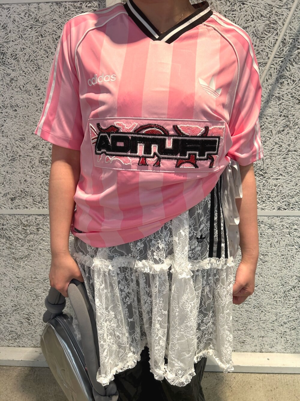 「adidas、adidas originals、アディダス、アディダスオリジナルス、サンダル、スポーツミックス、ストライプ、レース、レーススカート、カーゴパンツ、カモフラ、Vネック」｜「adidasのJERSEY / 半袖トップス アディダスオリジナルス adidas Originals（Tシャツ/カットソー、ピンク系）」を使った、FAさん（レディース・158cm）の夏コーディネートの3枚目の写真