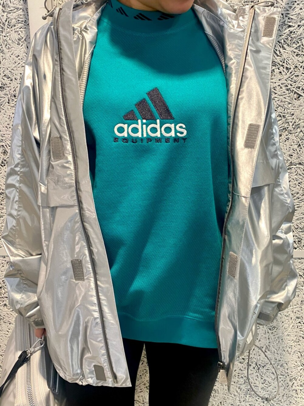 「スウェット、スニーカー、adidas、アディダス、ナイロンジャケット、adidas originals、ルーズソックス、アディダスオリジナルス」｜「adidasのEQT メタリック ウインドブレーカー（ジャケット/アウター、シルバー系）」を使った、FAさん（レディース・158cm）の春コーディネートの4枚目の写真