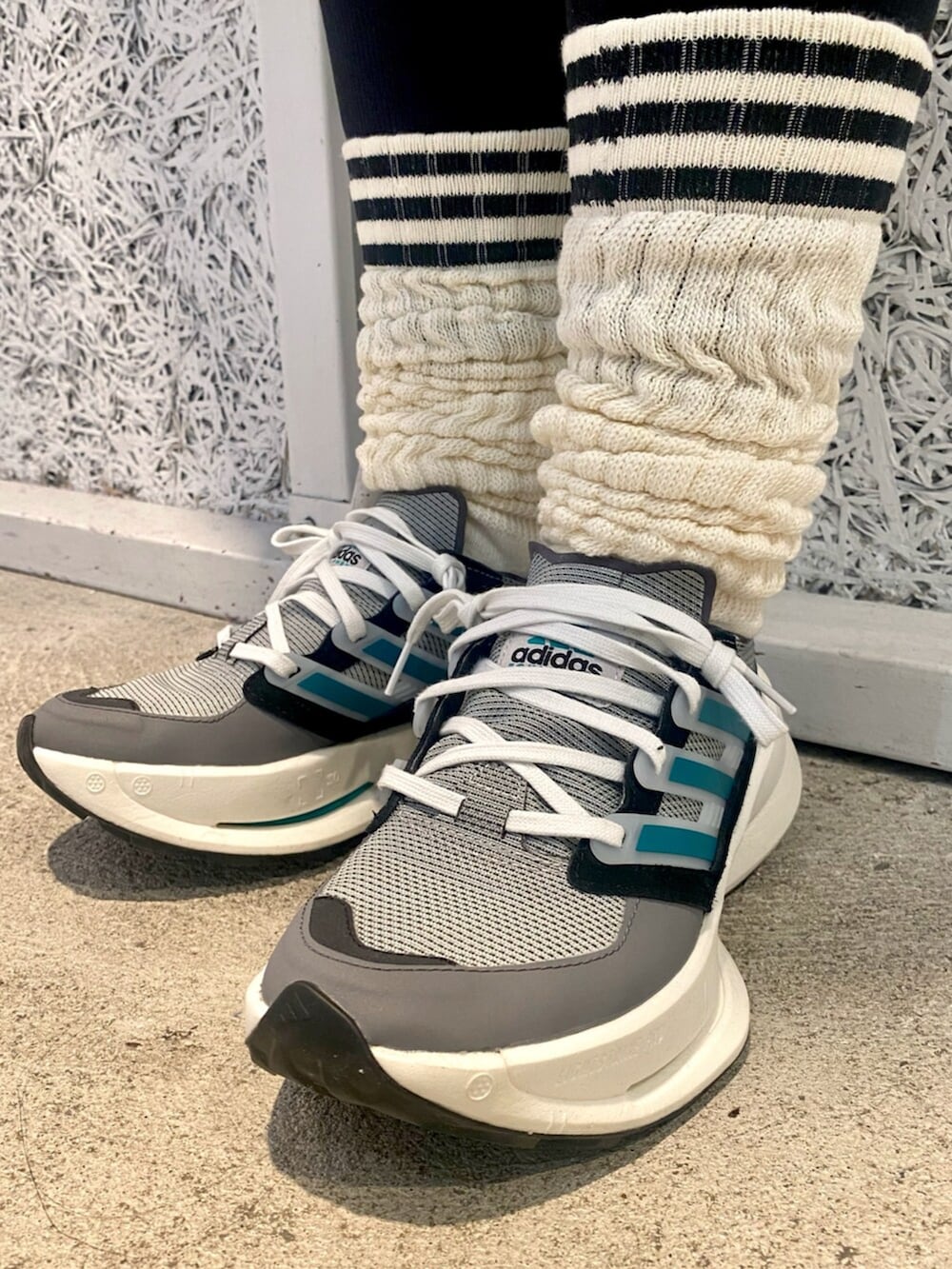 「スウェット、スニーカー、adidas、アディダス、ナイロンジャケット、adidas originals、ルーズソックス、アディダスオリジナルス」｜「adidasのEQT メタリック ウインドブレーカー（ジャケット/アウター、シルバー系）」を使った、FAさん（レディース・158cm）の春コーディネートの6枚目の写真