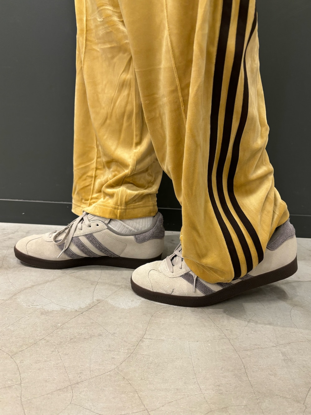 ベージュ系のジャージ、ベージュ系のその他パンツ、ベージュ系のスニーカーを着用したメンズの秋コーディネートの2枚目の写真