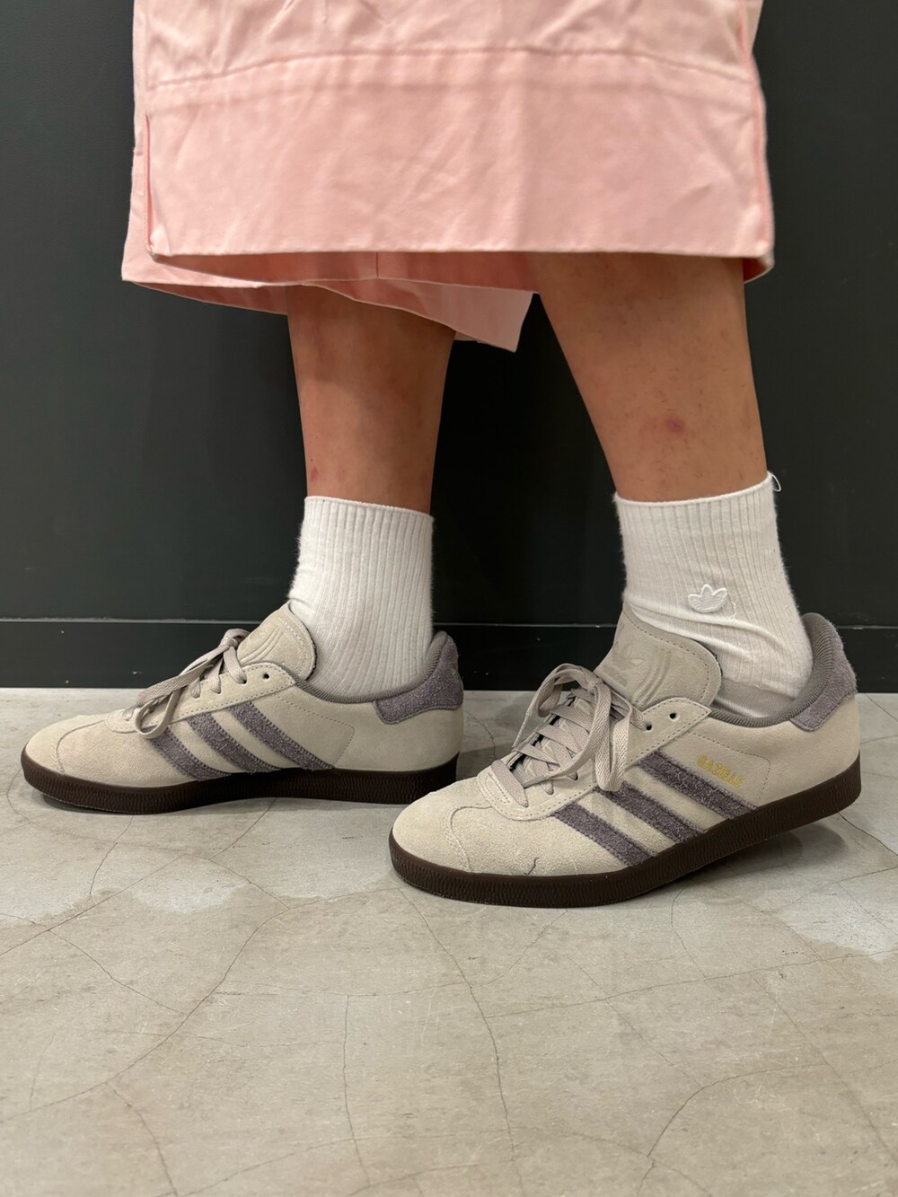 ブラウン系のジャージ、ベージュ系のスニーカーを着用したメンズの秋コーディネートの2枚目の写真