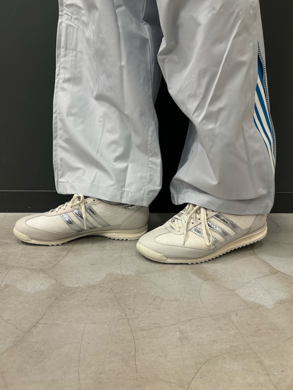 グレー系のジャケット/アウター、グレー系のパンツ、グレー系のシューズを着用したメンズの秋コーディネートの3枚目の写真