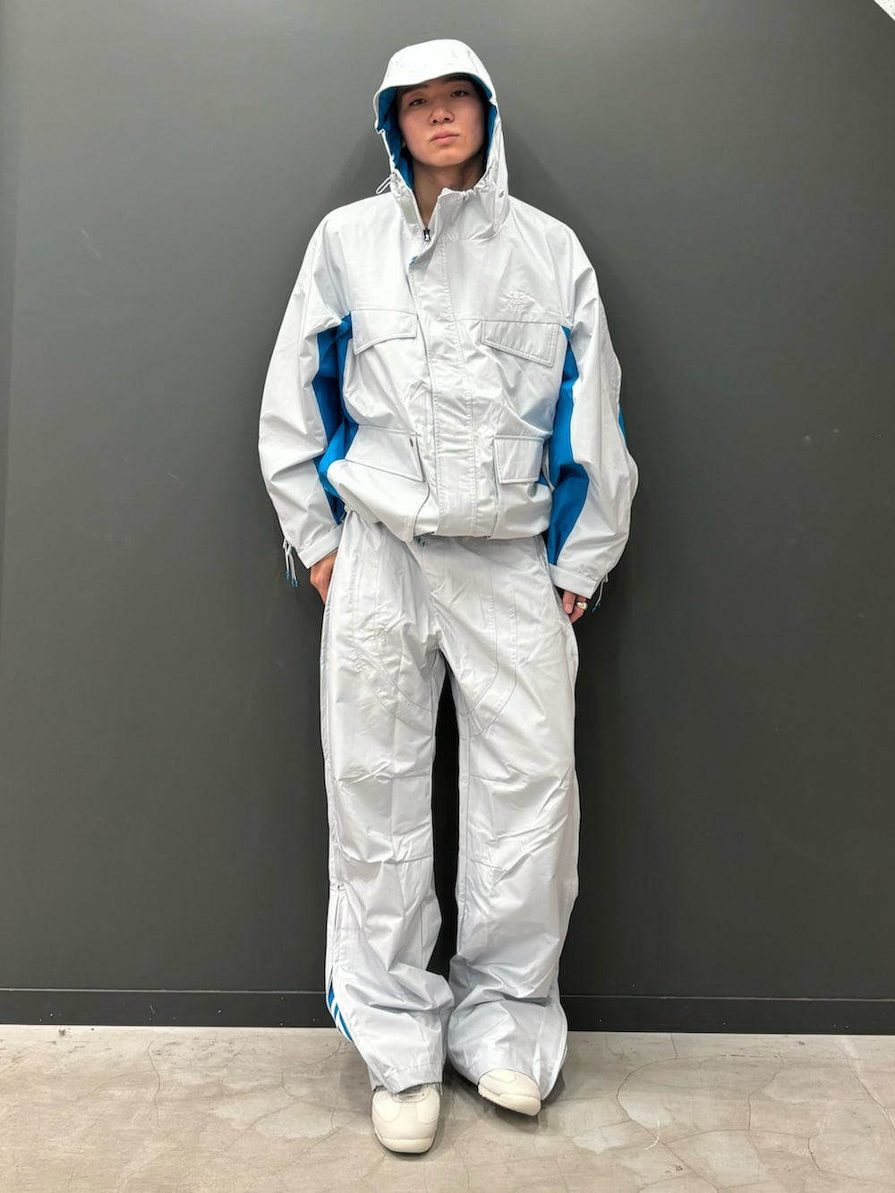 グレー系のジャケット/アウター、グレー系のパンツ、グレー系のシューズを着用したメンズの秋コーディネートの2枚目の写真