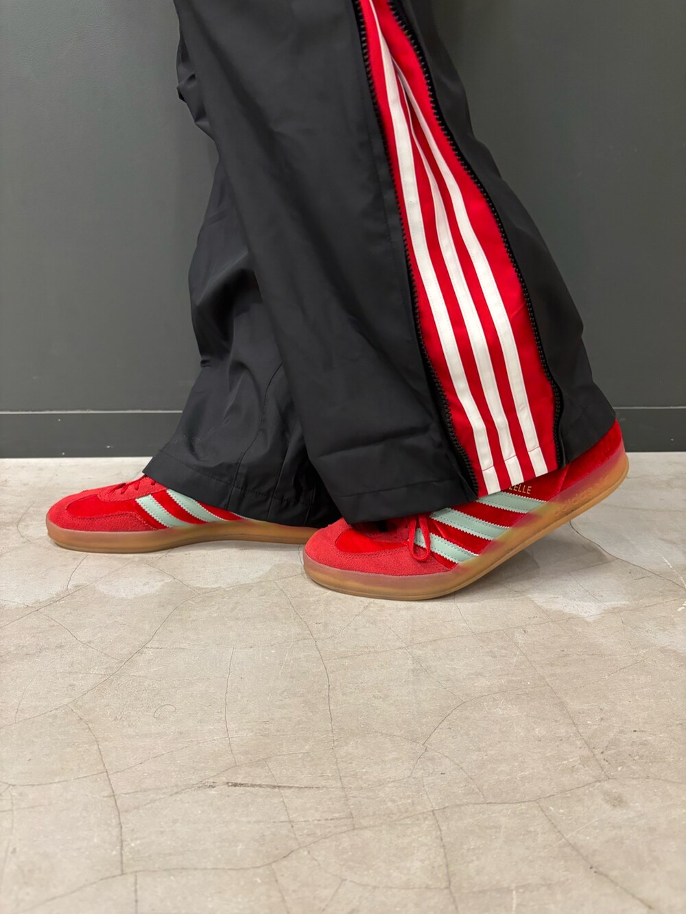 ブラック系のジャケット/アウター、ブラック系のパンツ、レッド系のスニーカーを着用したメンズの秋コーディネートの3枚目の写真