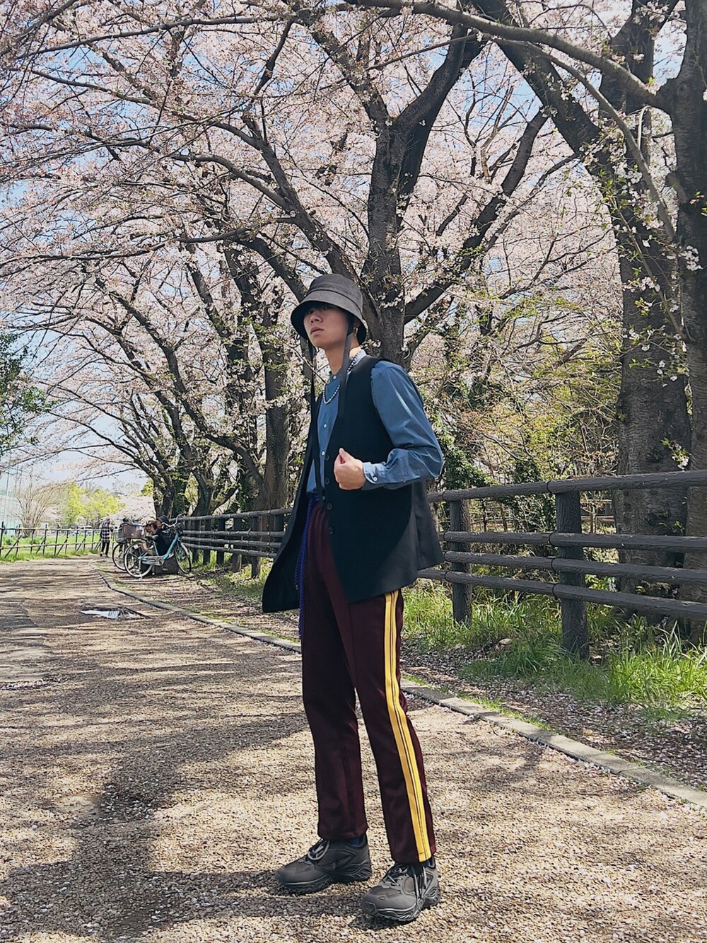 ベージュ系のスニーカー、ブラック系のハットを着用したメンズの春コーディネートの3枚目の写真