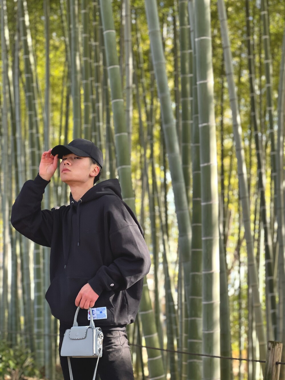 「いまどきジャケット写真、おしゃれさんと繋がりたい、きれいめカジュアル、着回しコーデ、ジャケットスタイル、ストリートコーデ、シンプルコーデ、春服コーデ」｜「Championのアイテム（パーカー、ブラック系）」を使った、sEnAさん（メンズ・171cm）の春コーディネートの4枚目の写真