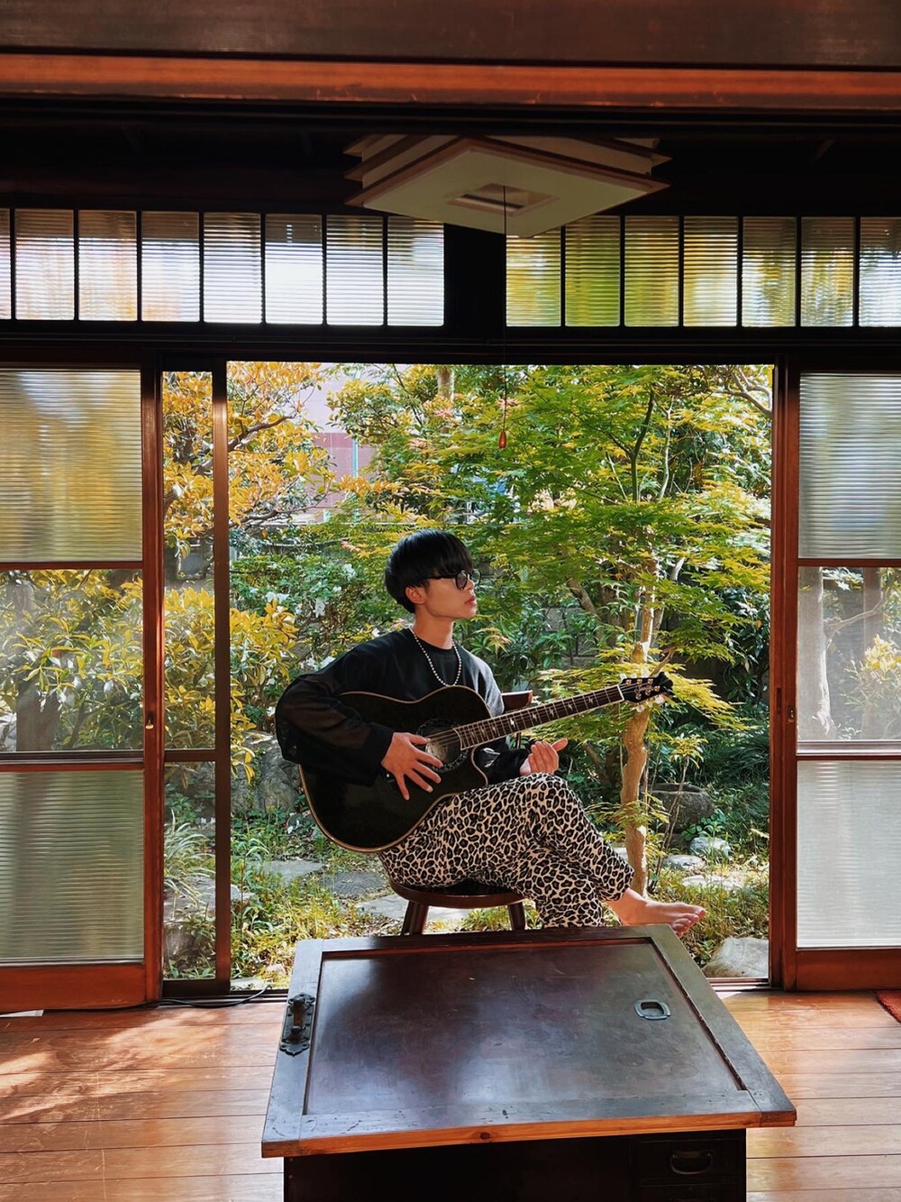 その他のその他パンツ、ブラック系のその他トップスを着用したメンズの春コーディネートの2枚目の写真