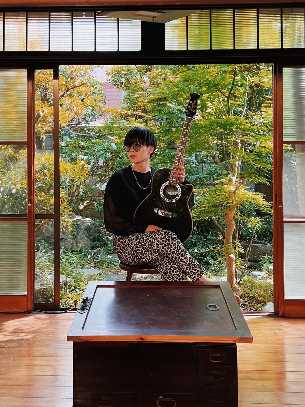 その他のその他パンツ、ブラック系のその他トップスを着用したメンズの春コーディネートの4枚目の写真