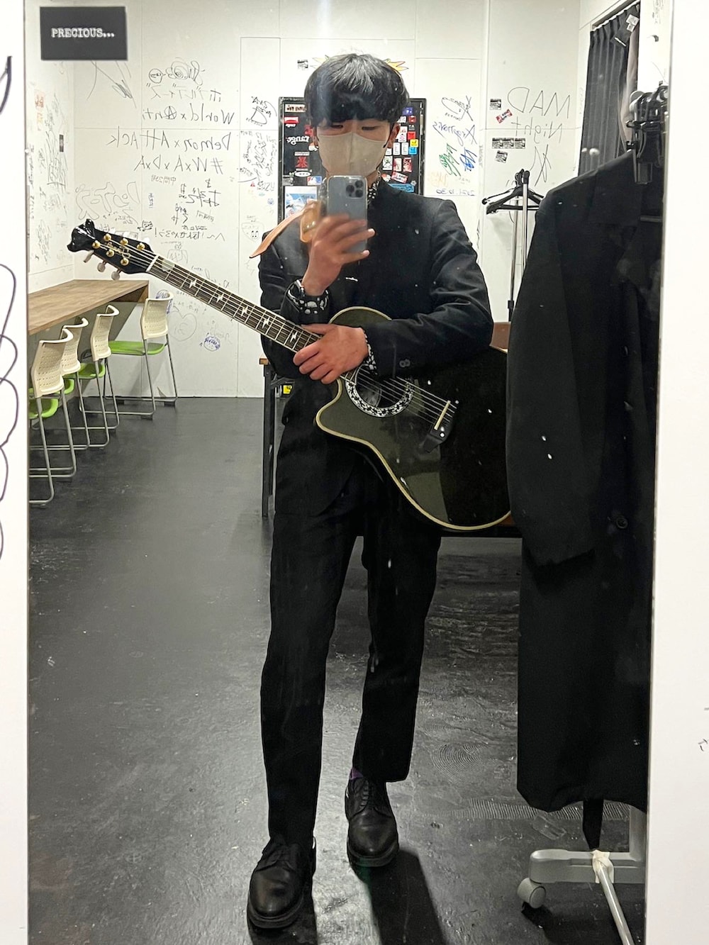 ホワイト系のシャツ/ブラウスを着用したメンズの春コーディネートの2枚目の写真