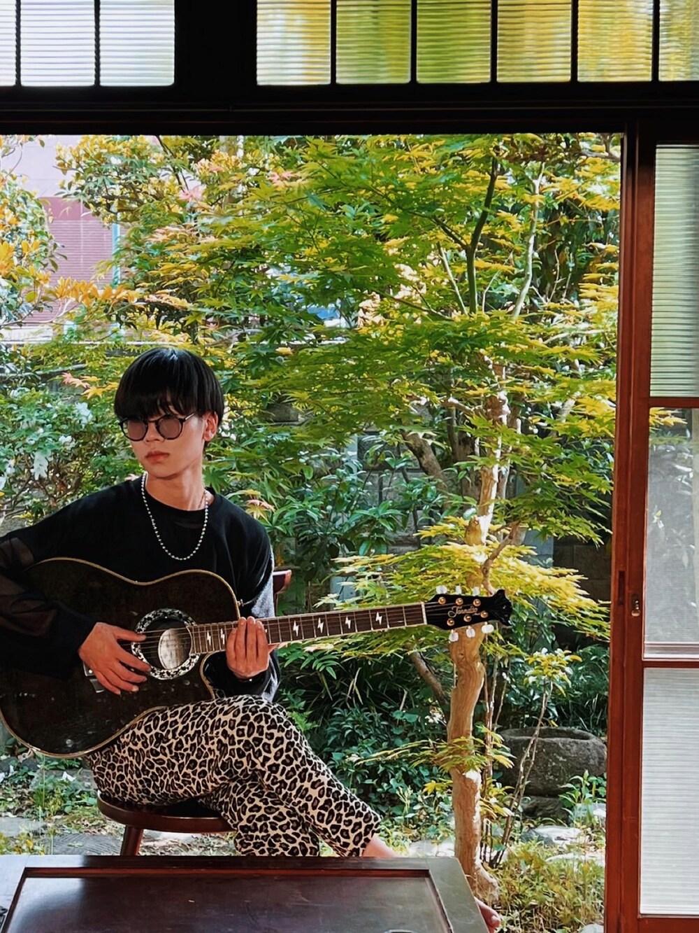 その他のその他パンツ、ブラック系のその他トップスを着用したメンズの春コーディネートの3枚目の写真