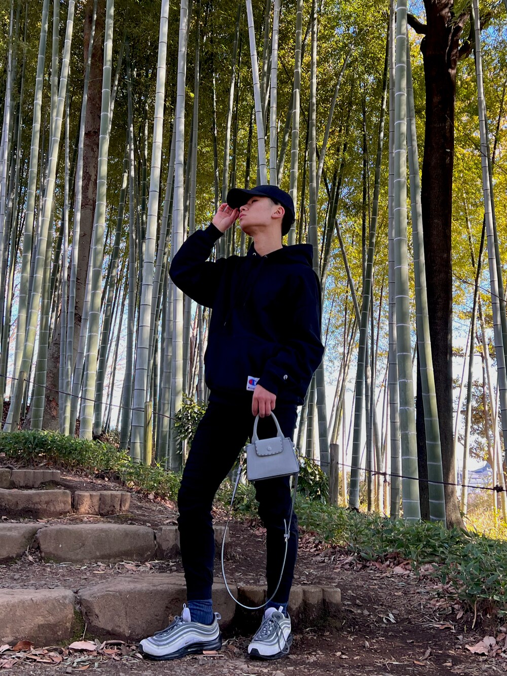 ブラック系のその他パンツ、ブラック系のパーカーを着用したメンズの春コーディネートの2枚目の写真