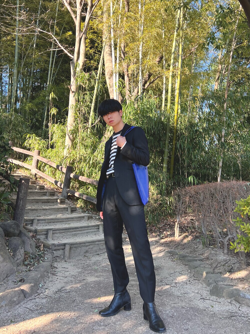 ブラック系のブーツを着用したメンズの春コーディネートの2枚目の写真