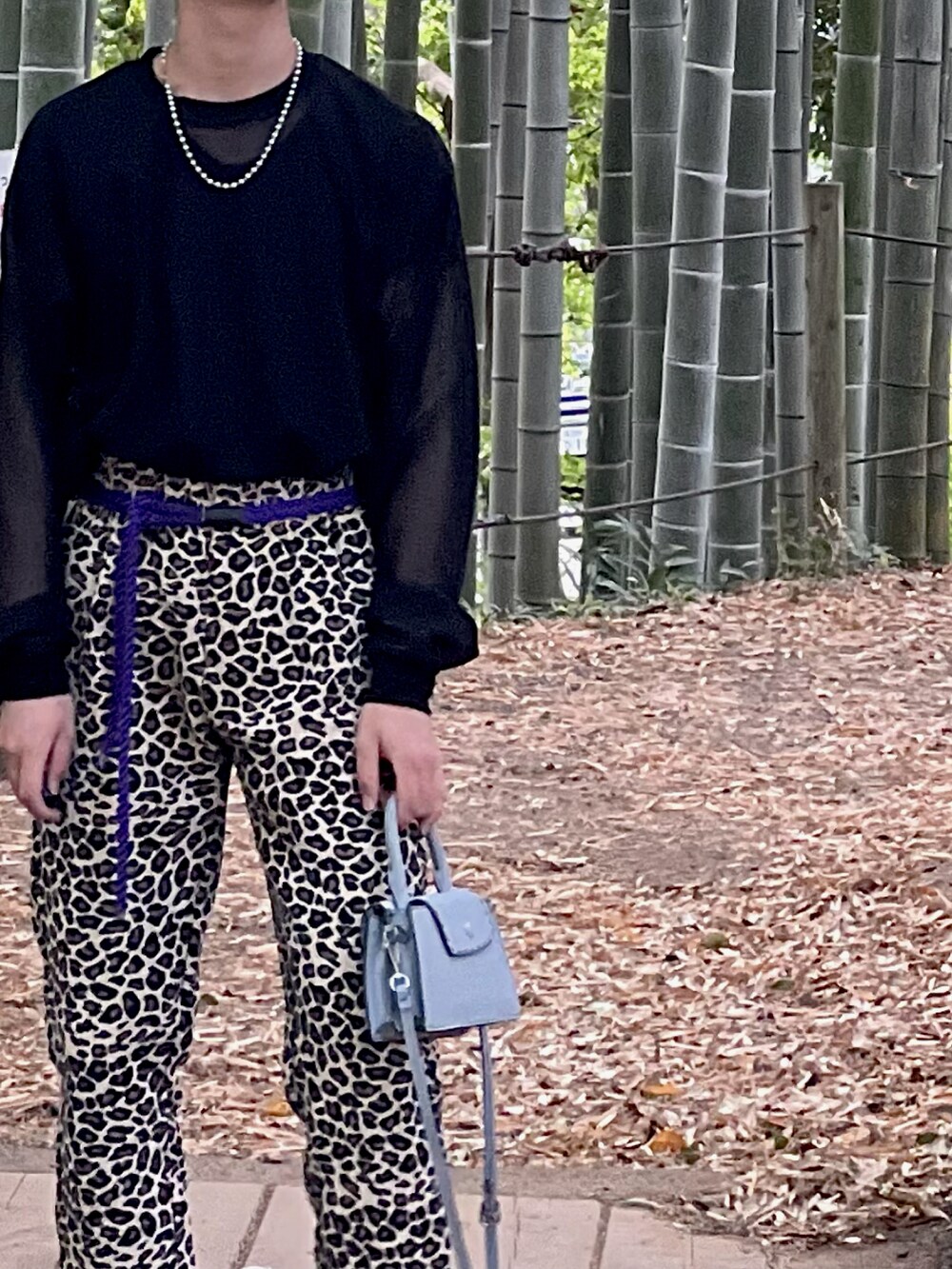 ブラック系のその他トップス、その他のその他パンツ、ブラック系のブーツを着用したメンズの春コーディネートの2枚目の写真