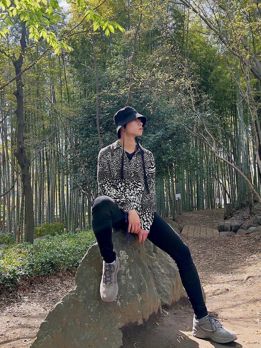 ベージュ系のスニーカー、ブラック系のその他パンツ、ホワイト系のシャツ/ブラウスを着用したメンズの春コーディネートの2枚目の写真