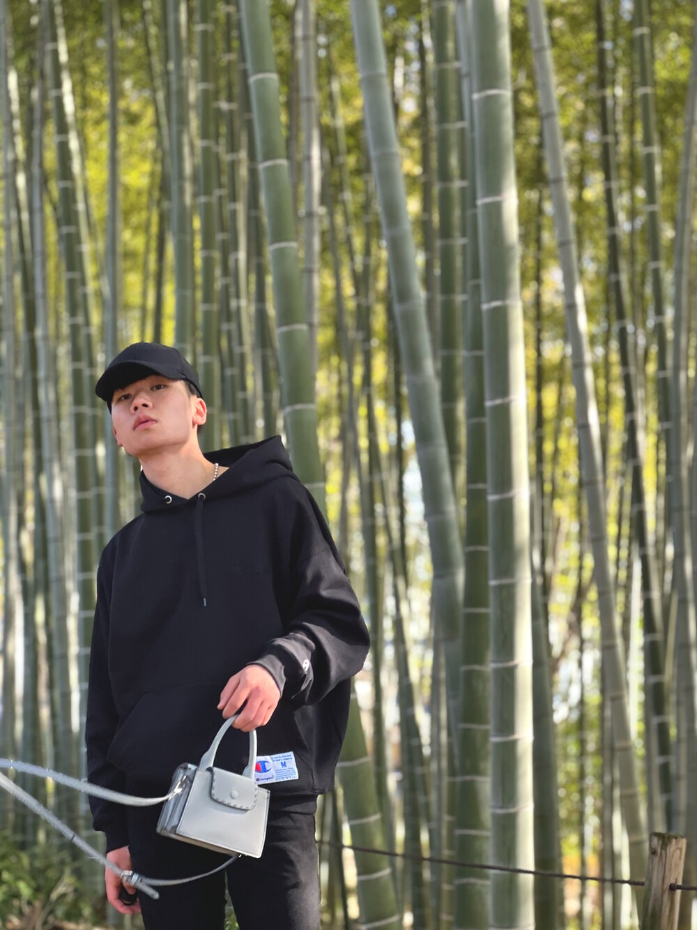 「いまどきジャケット写真、おしゃれさんと繋がりたい、きれいめカジュアル、着回しコーデ、ジャケットスタイル、ストリートコーデ、シンプルコーデ、春服コーデ」｜「Championのアイテム（パーカー、ブラック系）」を使った、sEnAさん（メンズ・171cm）の春コーディネートの3枚目の写真