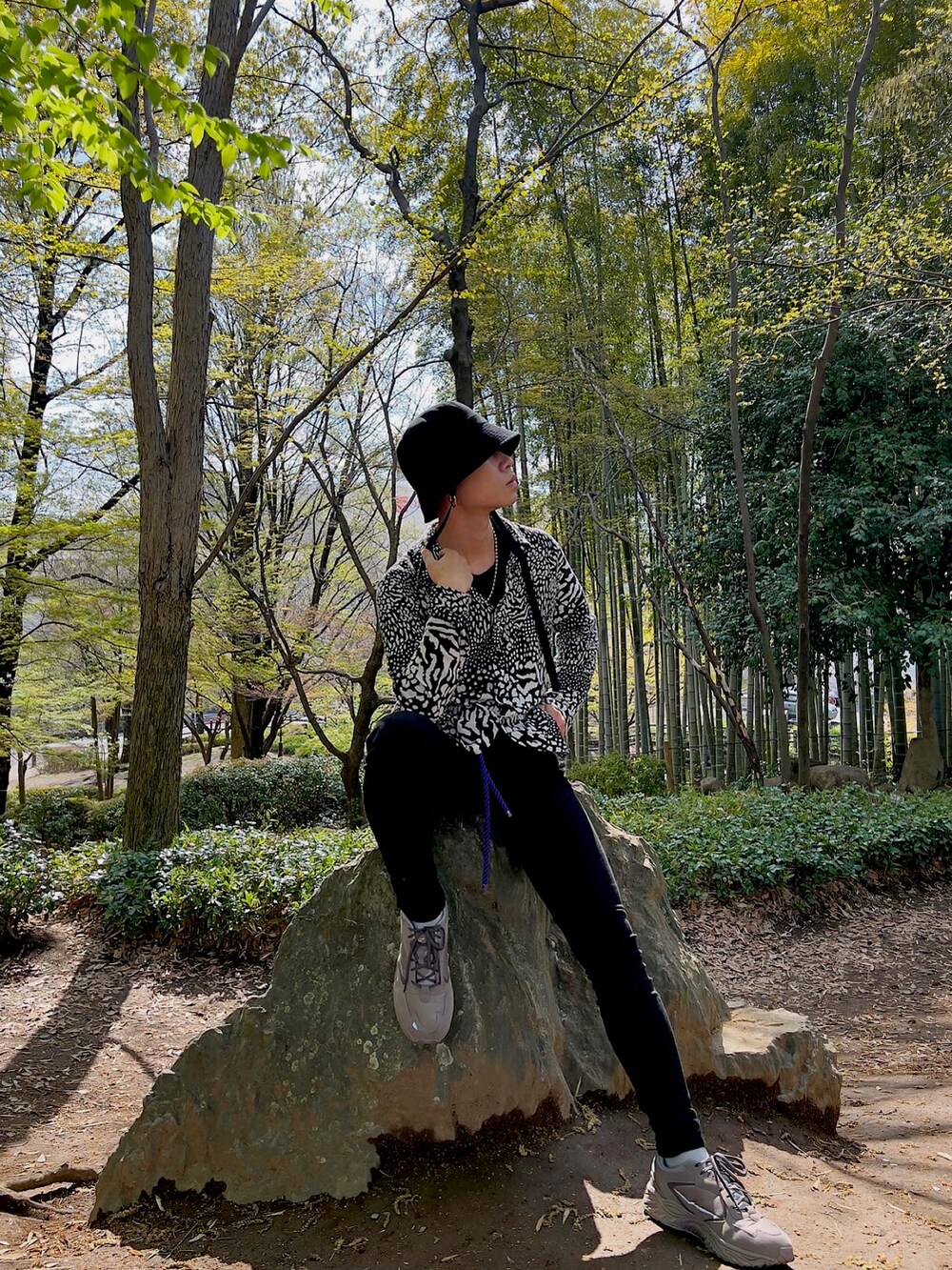 ベージュ系のスニーカー、ブラック系のその他パンツ、ホワイト系のシャツ/ブラウスを着用したメンズの春コーディネートの3枚目の写真