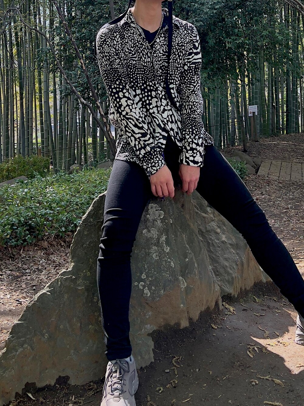 ベージュ系のスニーカー、ブラック系のその他パンツ、ホワイト系のシャツ/ブラウスを着用したメンズの春コーディネートの4枚目の写真