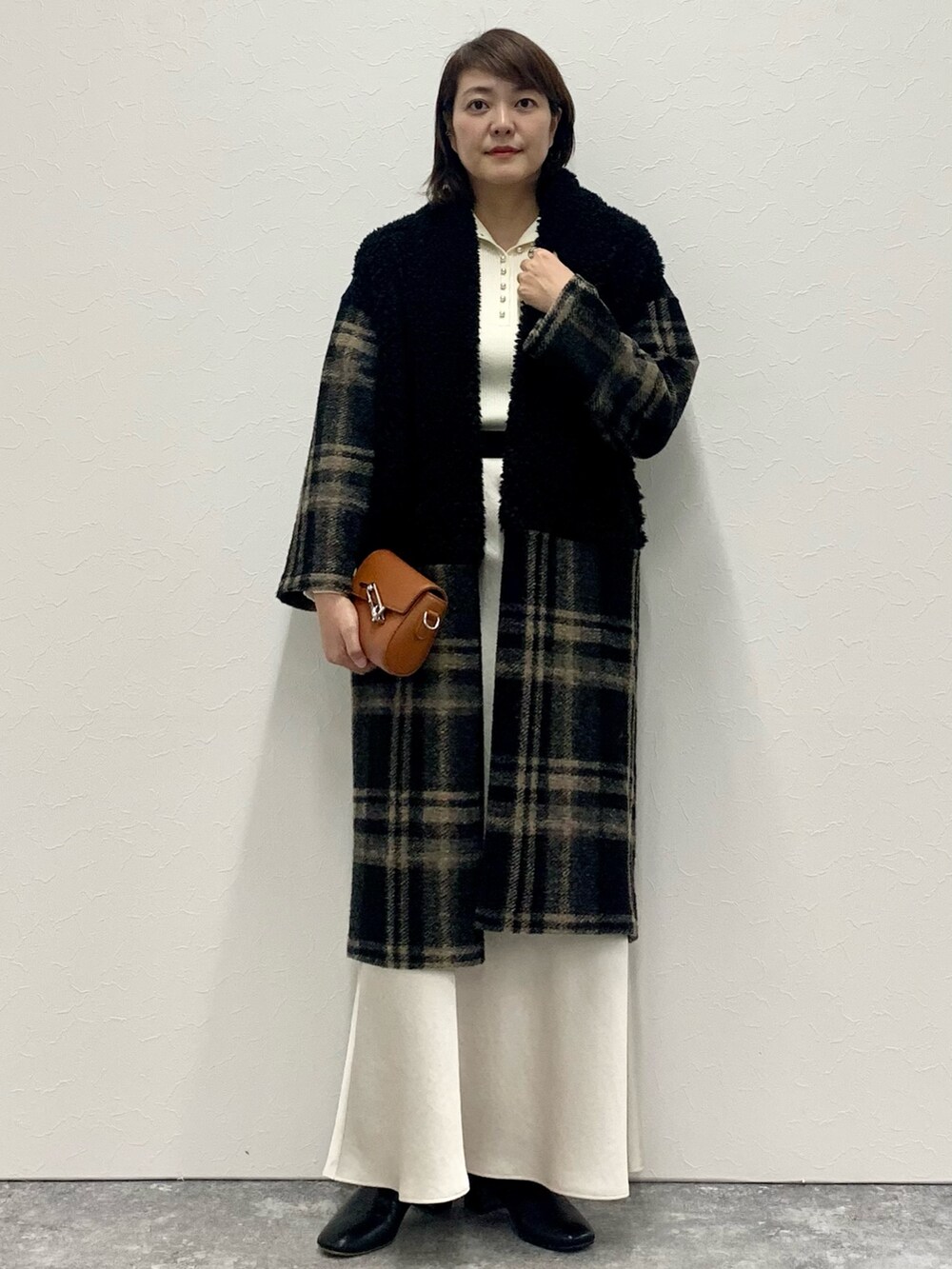 「きれいめカジュアル、キレイめ、オトナ女子、チェック、ファー、ロングスカート」｜「NOLLEY’Sの◇【WEB限定】サテンバイアスフレアスカート（スカート、ホワイト系）」を使った、Yuki.Tさん（レディース・163cm）の秋コーディネートの6枚目の写真