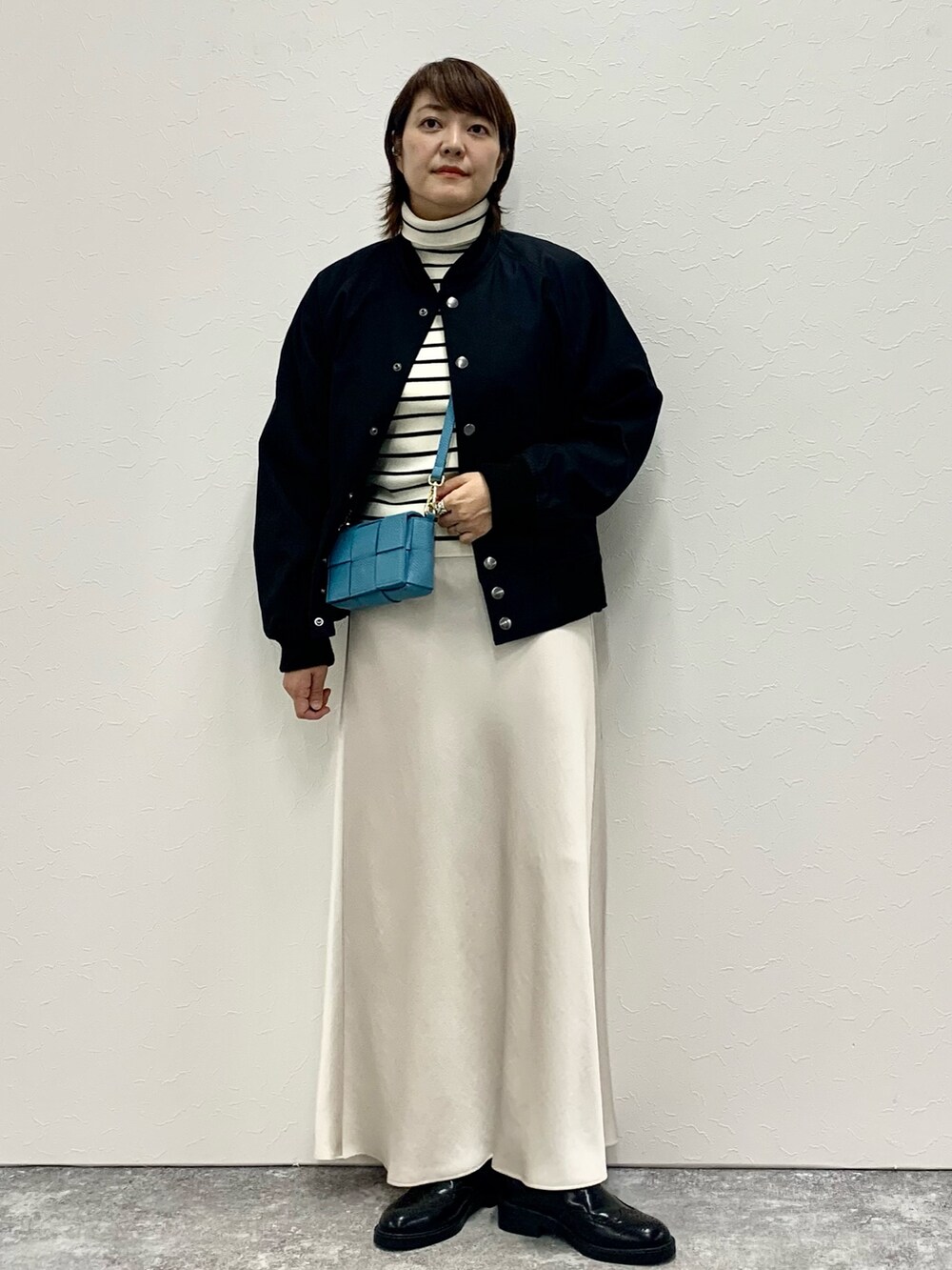 「きれいめカジュアル、大人カジュアル、大人コーデ、大人女子、オトナカジュアル、秋冬コーデ、秋コーデ、秋のコーデ、スタジャン、オトナ女子」｜「NOLLEY’Sの◇【WEB限定】サテンバイアスフレアスカート（スカート、ホワイト系）」を使った、Yuki.Tさん（レディース・163cm）の秋コーディネートの5枚目の写真